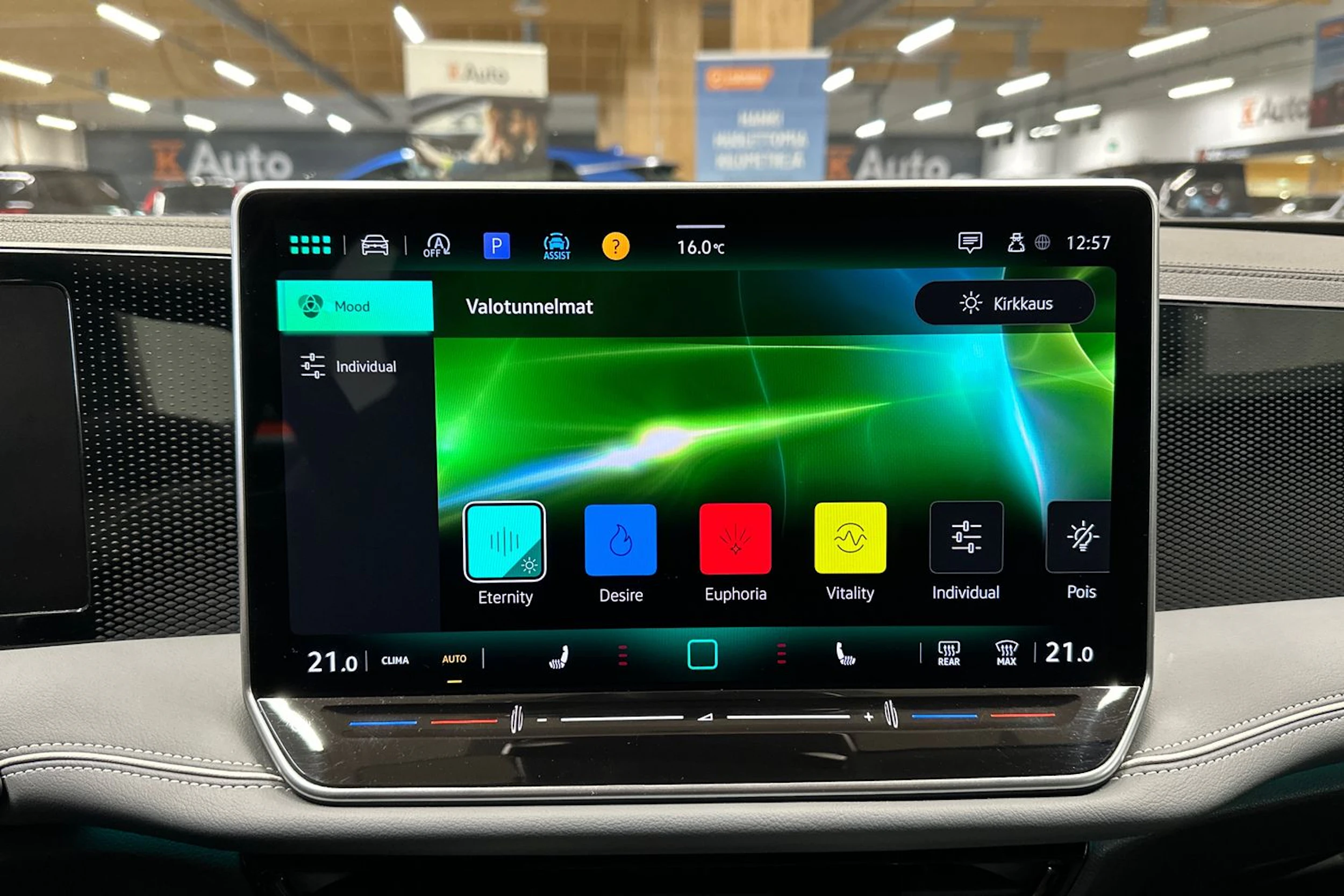 valkoinen Volkswagen Passat 2024 kuva 22.
