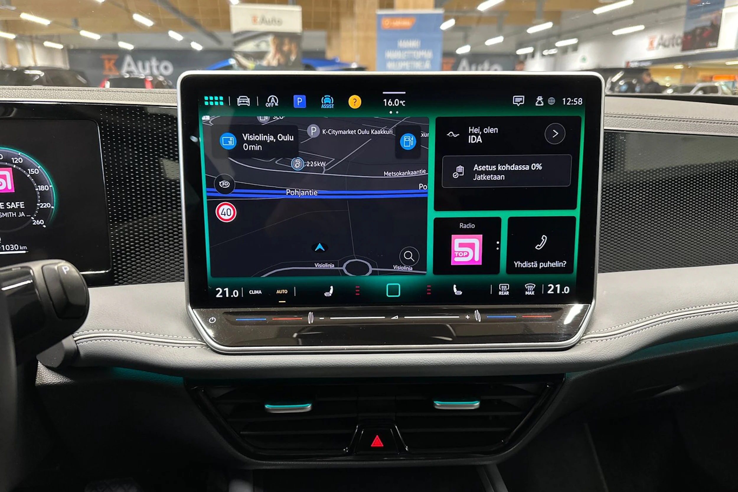valkoinen Volkswagen Passat 2024 kuva 25.