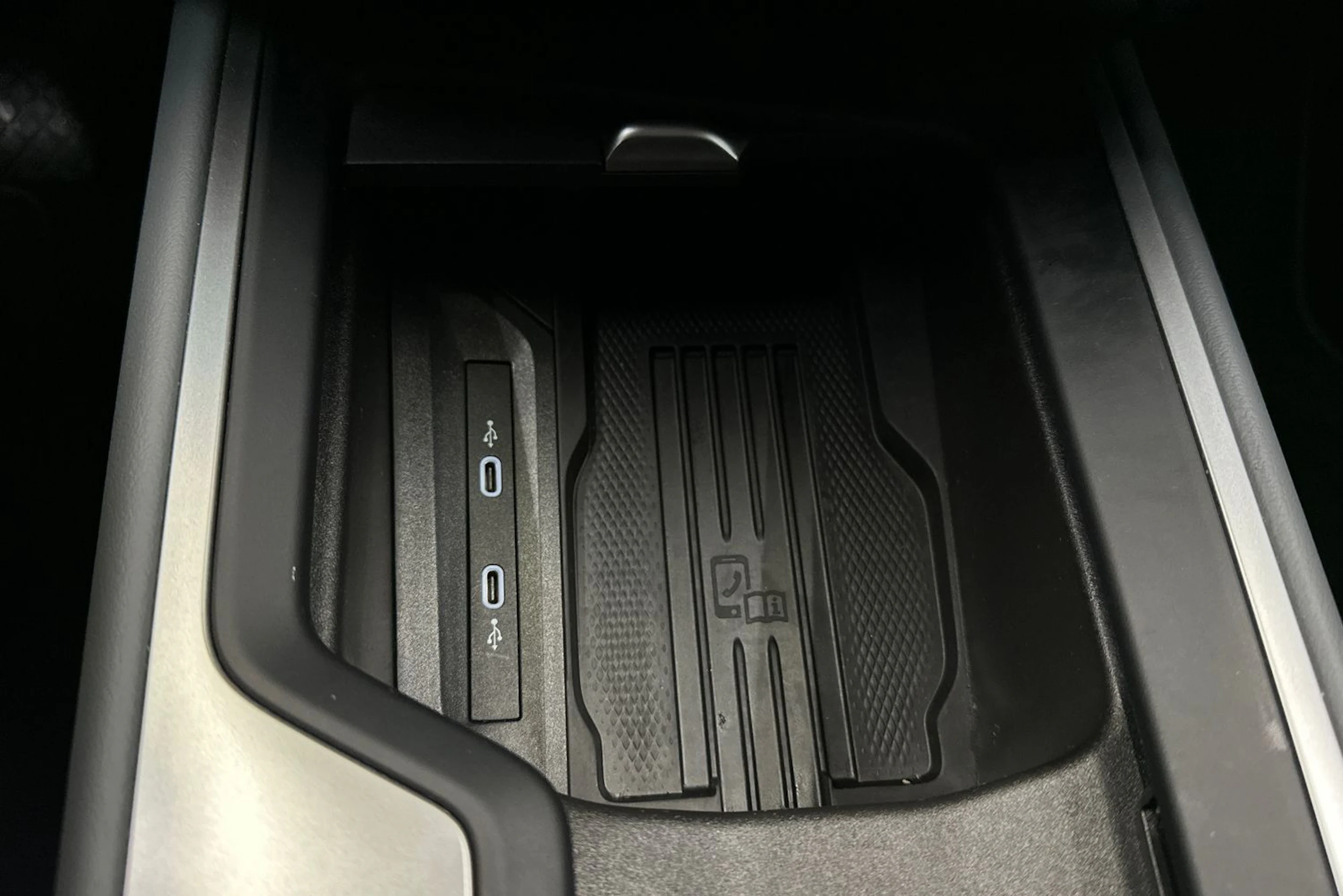 valkoinen Volkswagen Passat 2024 kuva 26.