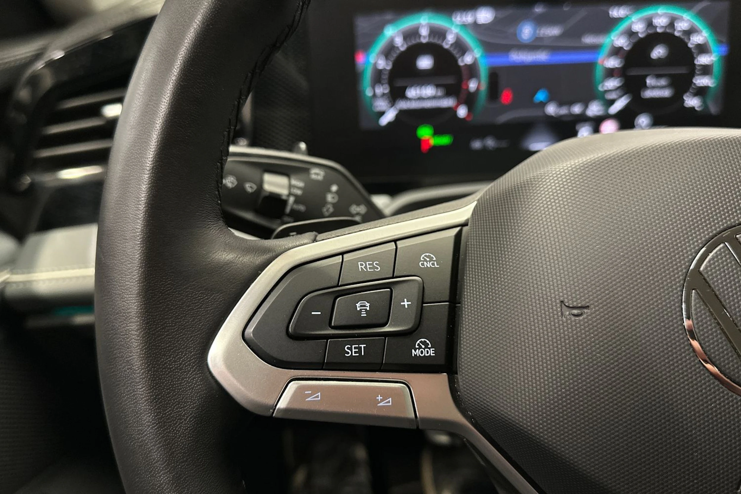 valkoinen Volkswagen Passat 2024 kuva 28.