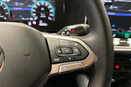 valkoinen Volkswagen Passat 2024 kuva 29.