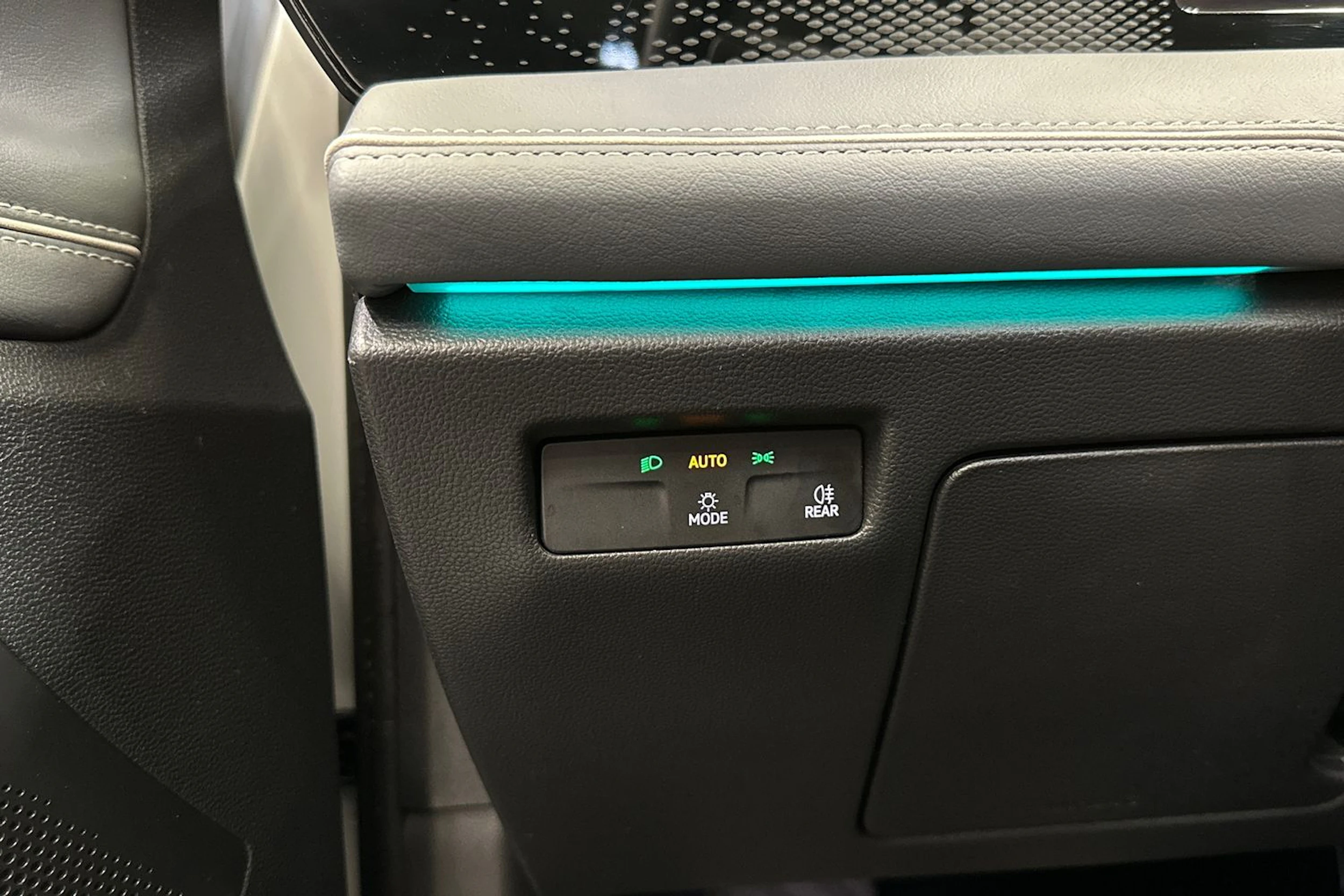 valkoinen Volkswagen Passat 2024 kuva 30.