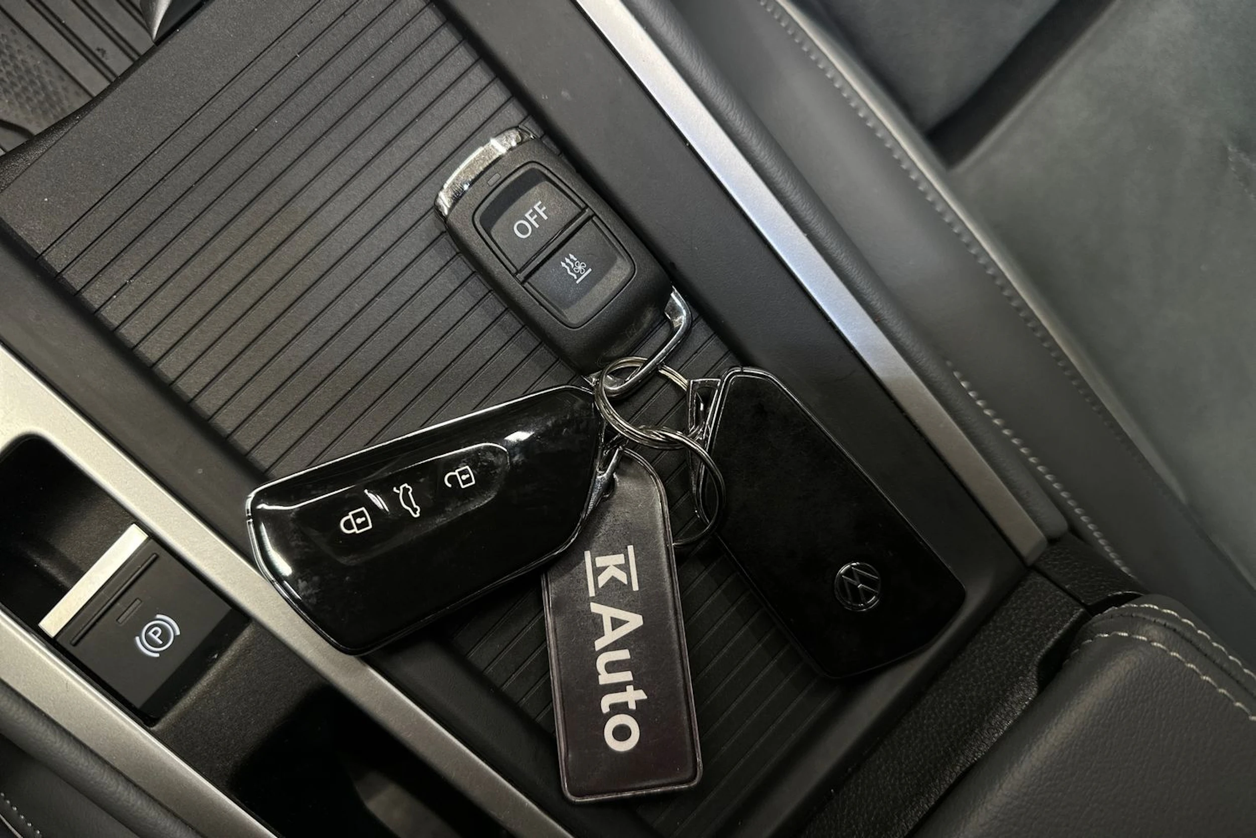 valkoinen Volkswagen Passat 2024 kuva 31.
