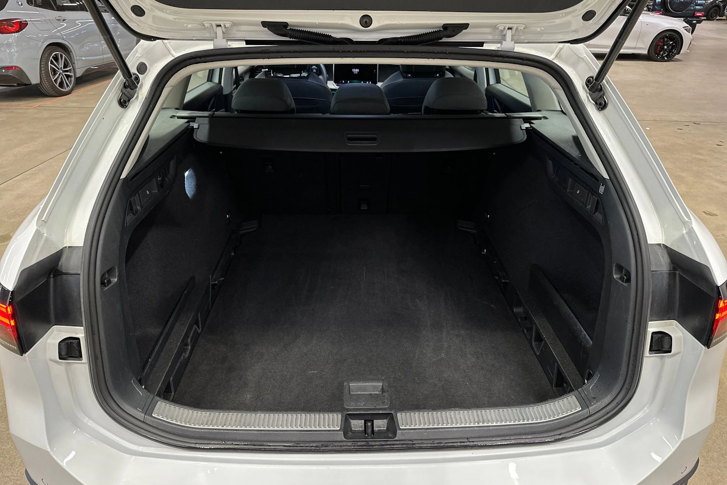valkoinen Volkswagen Passat 2024 kuva 32.