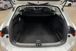 valkoinen Volkswagen Passat 2024 kuva 32.