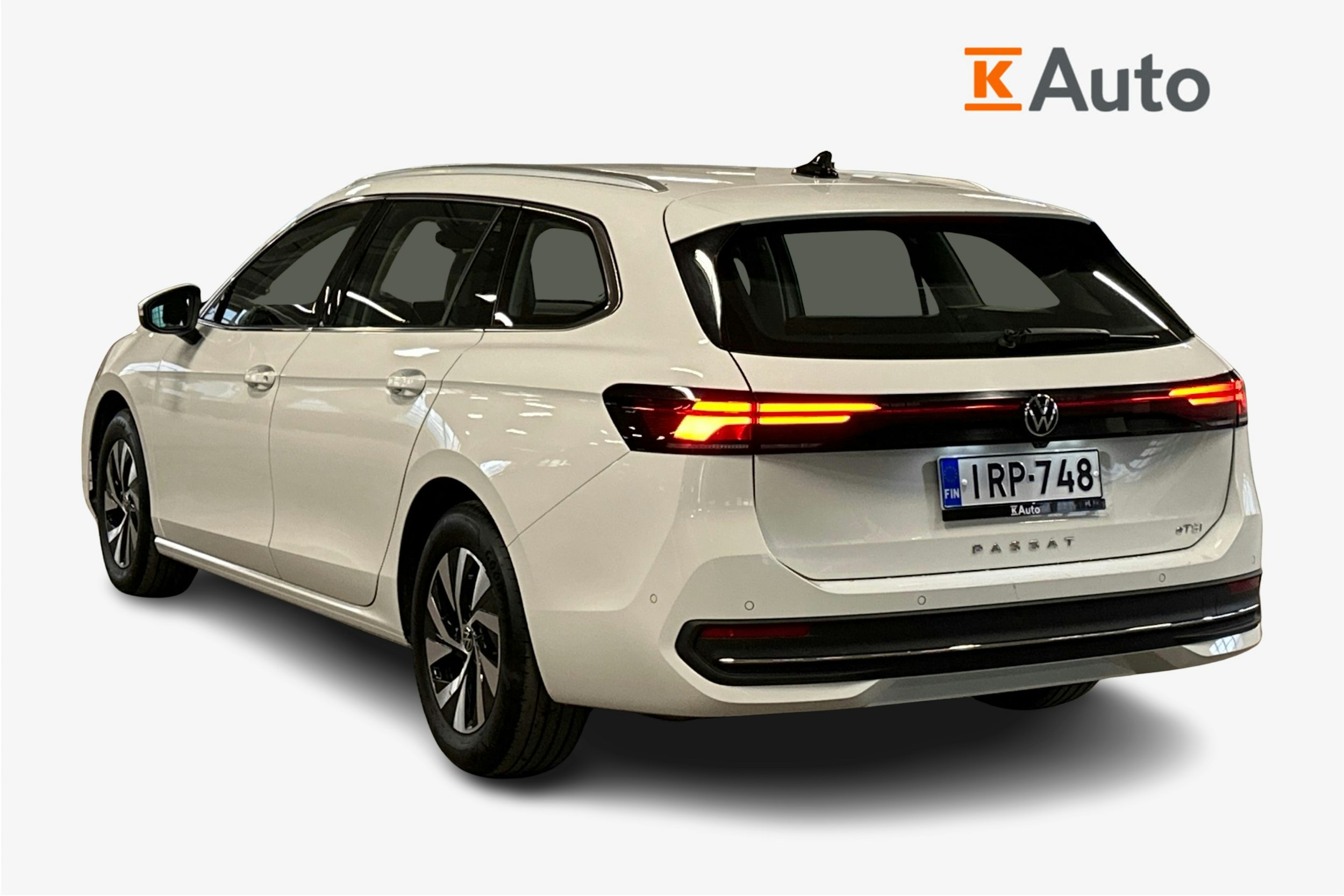 valkoinen Volkswagen Passat 2024 kuva 2.