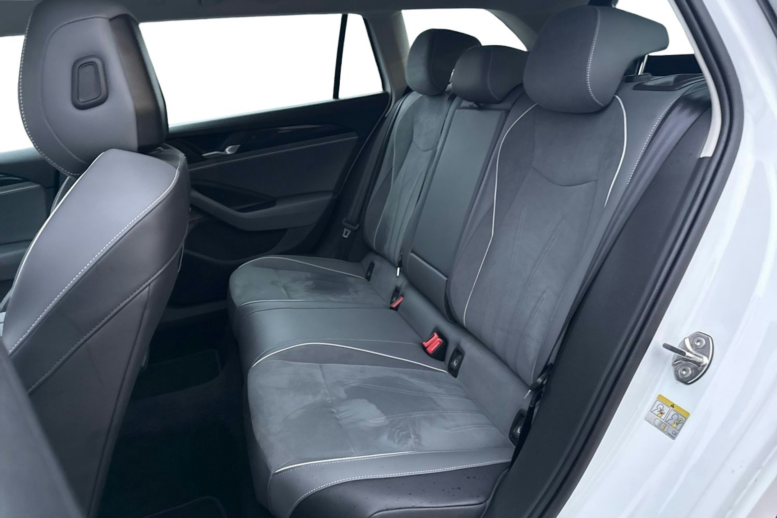 valkoinen Volkswagen Passat 2024 kuva 10.