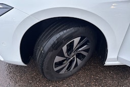 valkoinen Volkswagen Passat 2024 kuva 13.