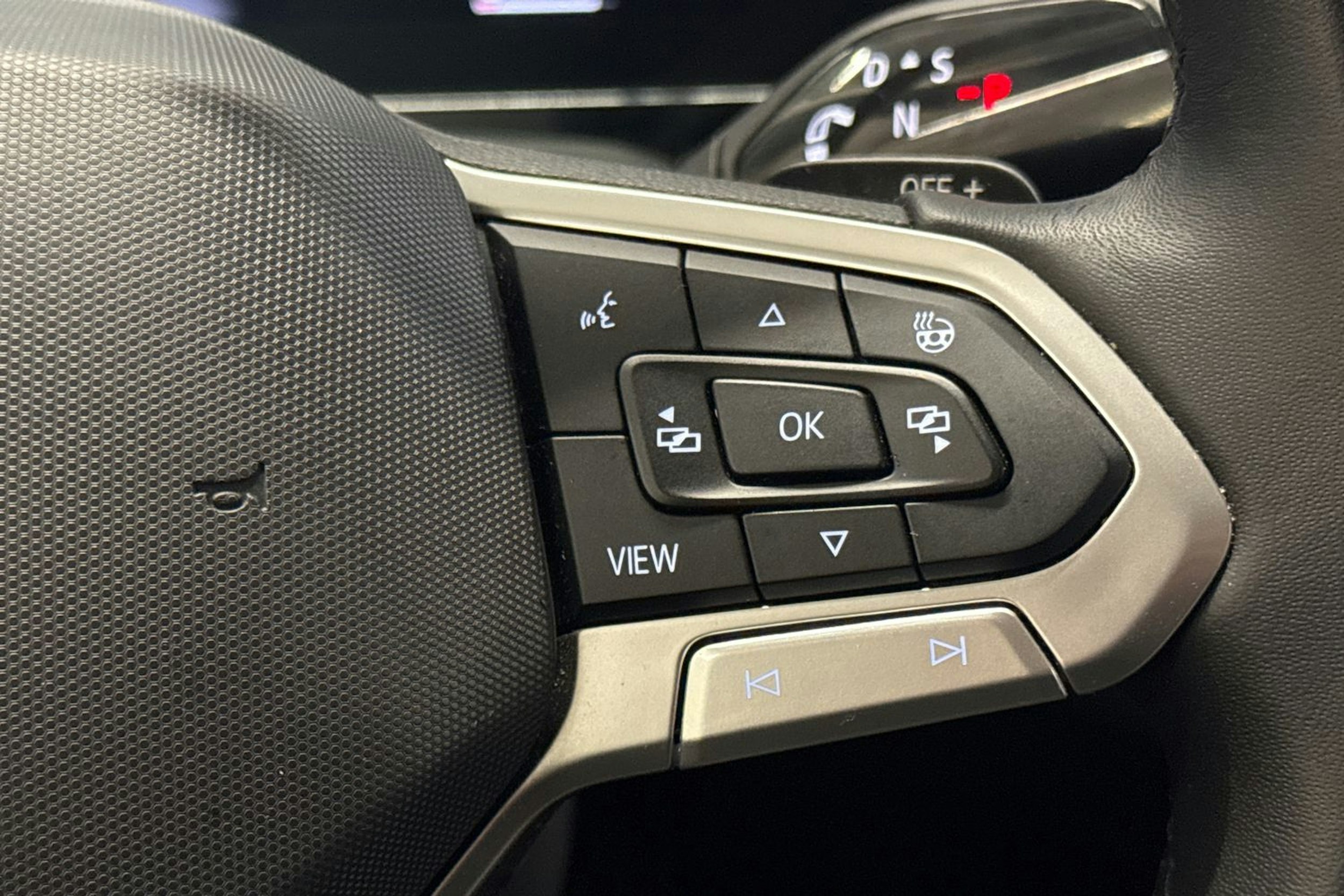 valkoinen Volkswagen Passat 2024 kuva 16.