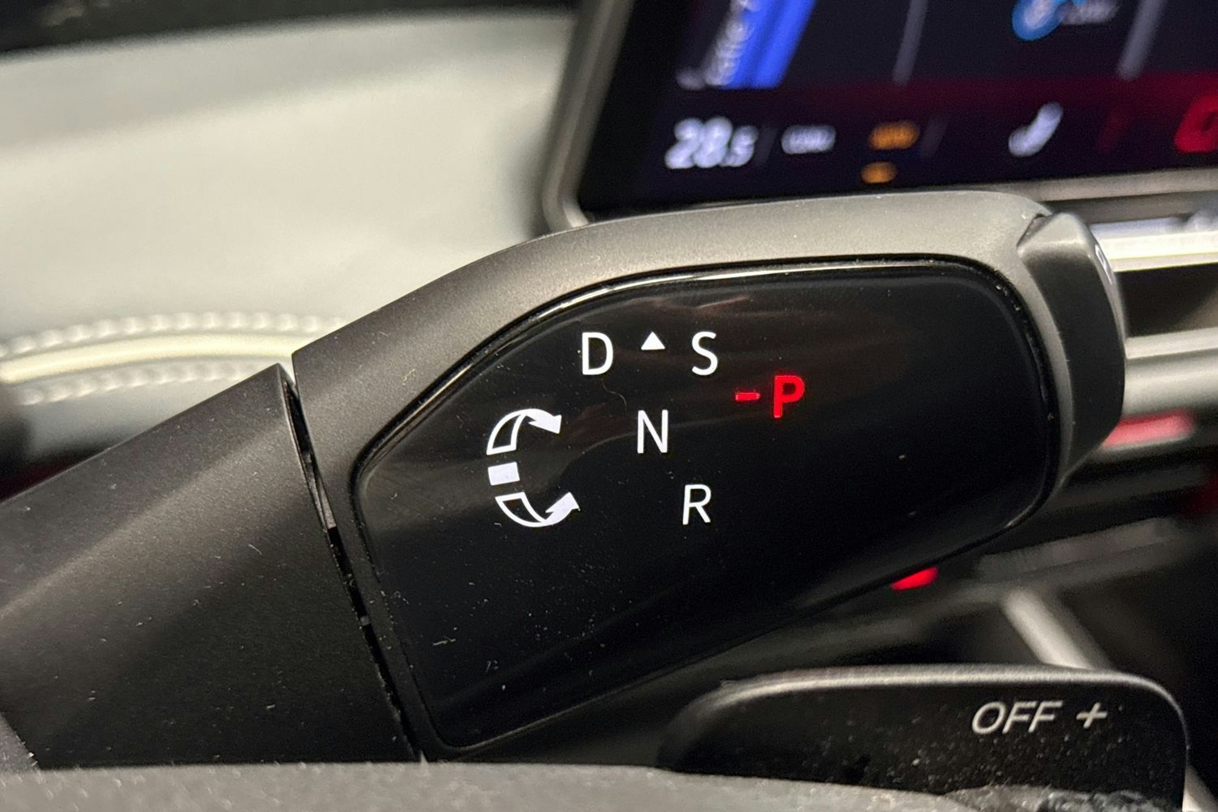 valkoinen Volkswagen Passat 2024 kuva 18.