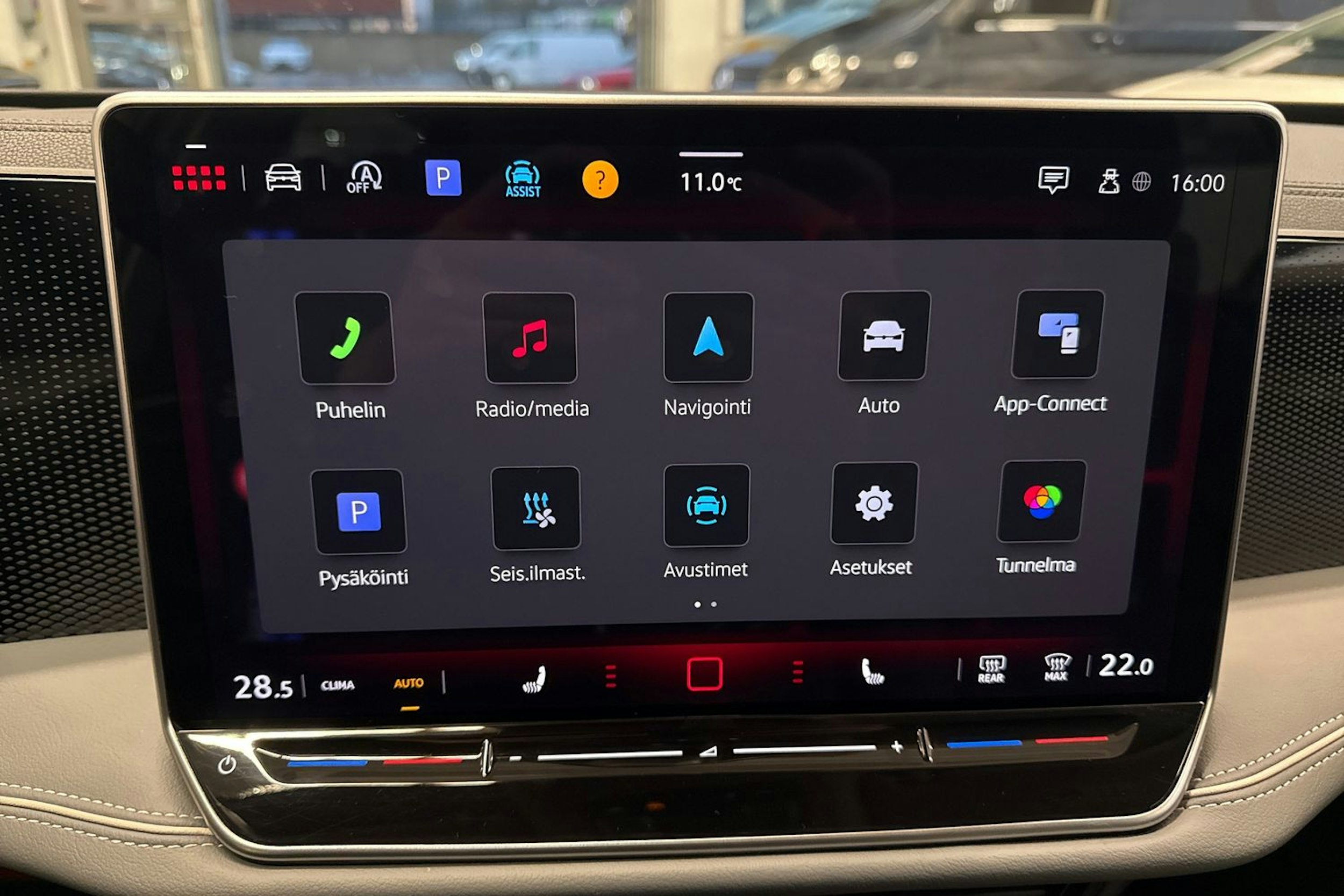 valkoinen Volkswagen Passat 2024 kuva 21.