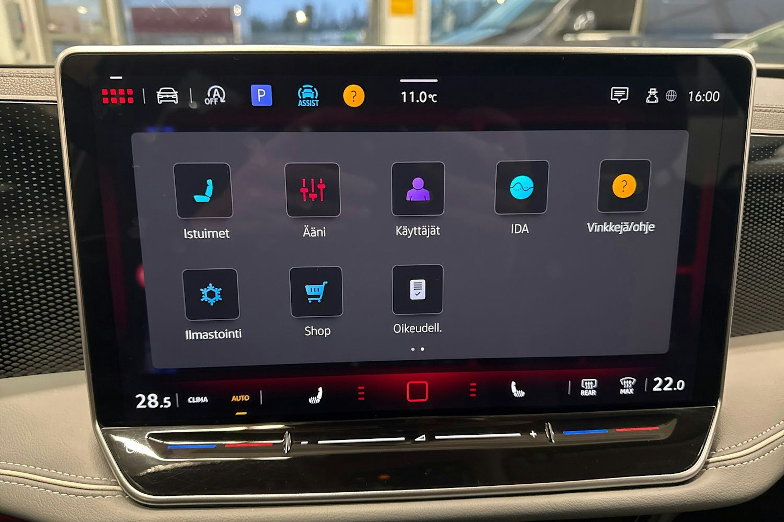 valkoinen Volkswagen Passat 2024 kuva 22.