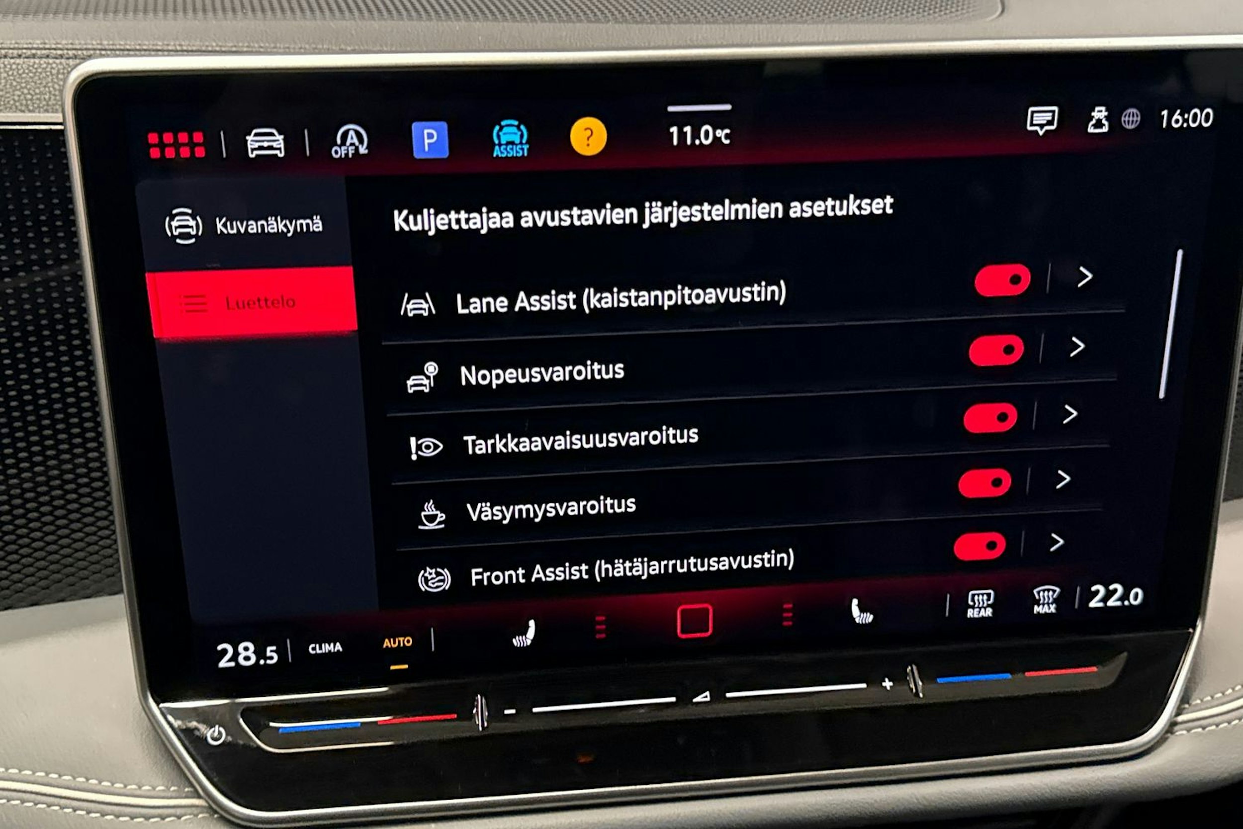 valkoinen Volkswagen Passat 2024 kuva 23.