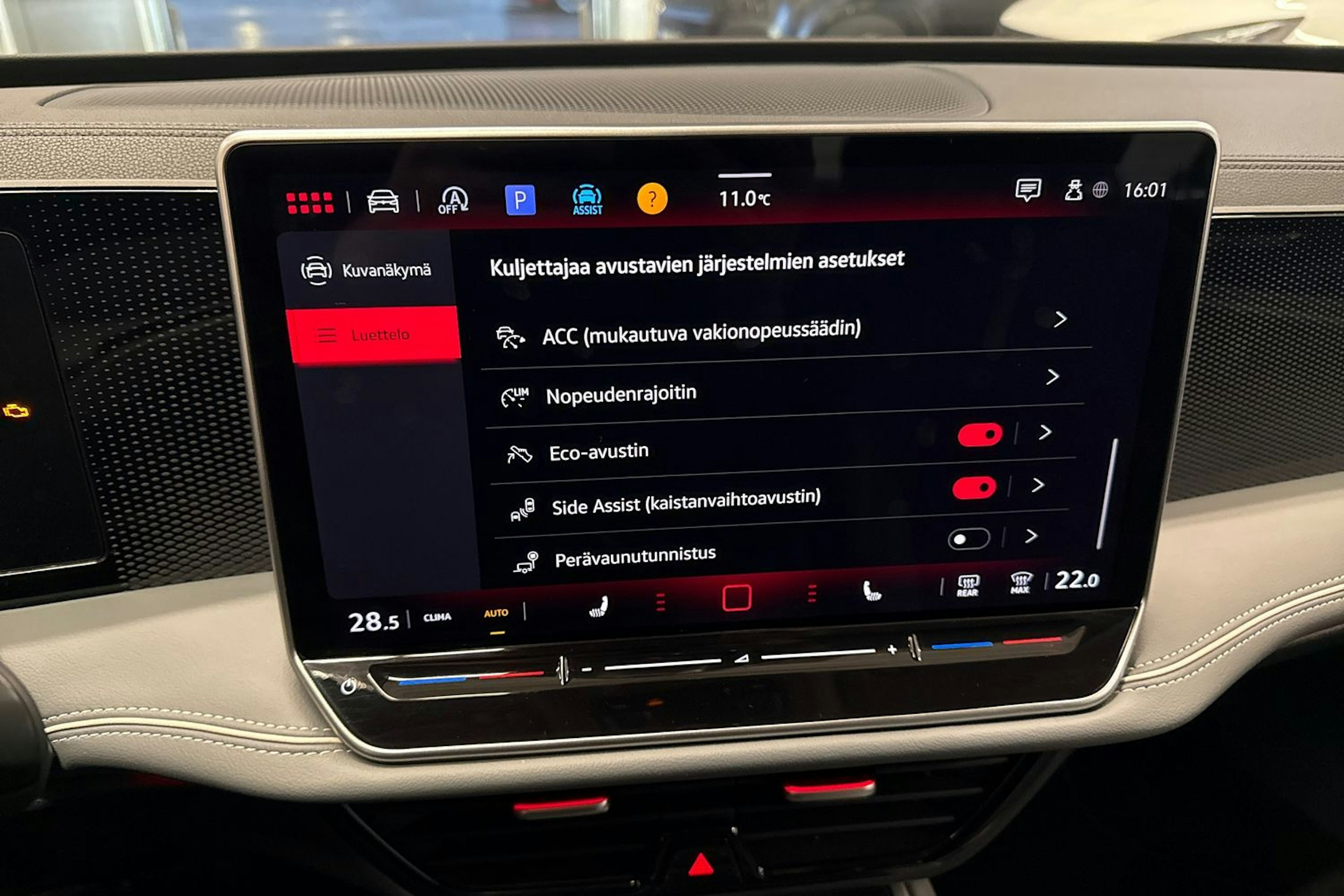 valkoinen Volkswagen Passat 2024 kuva 24.