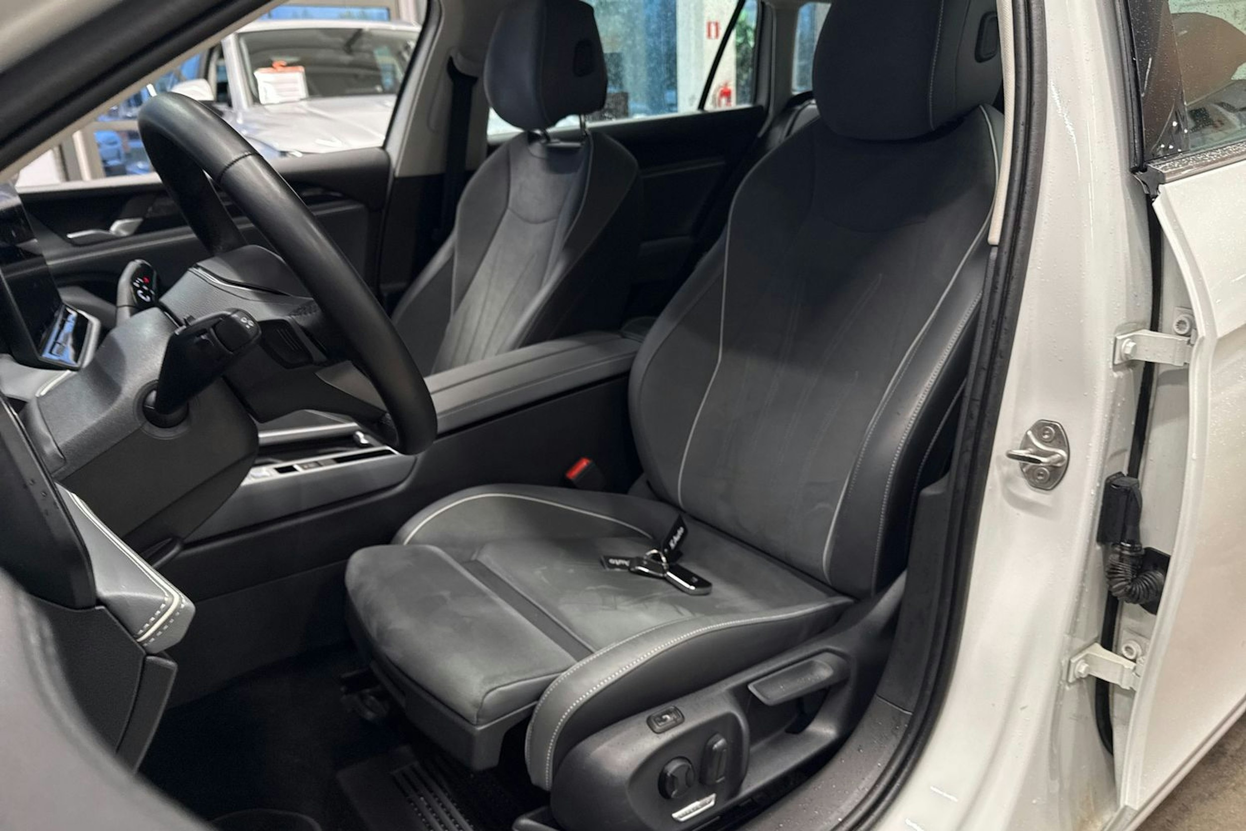 valkoinen Volkswagen Passat 2024 kuva 34.