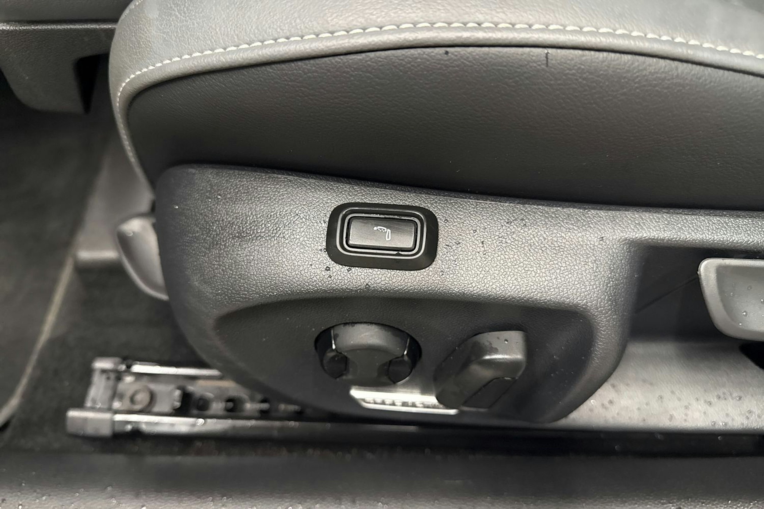 valkoinen Volkswagen Passat 2024 kuva 35.