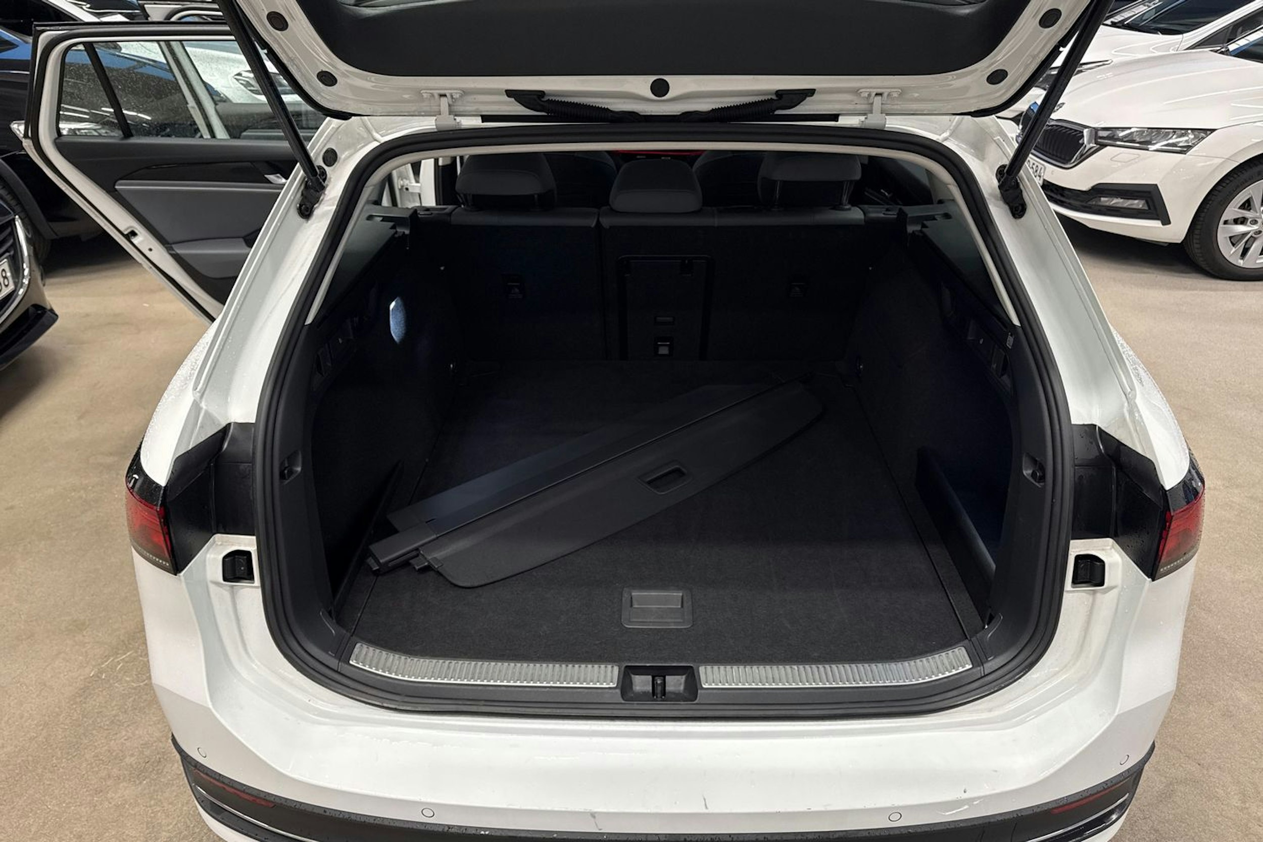 valkoinen Volkswagen Passat 2024 kuva 36.