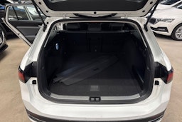 valkoinen Volkswagen Passat 2024 kuva 36.