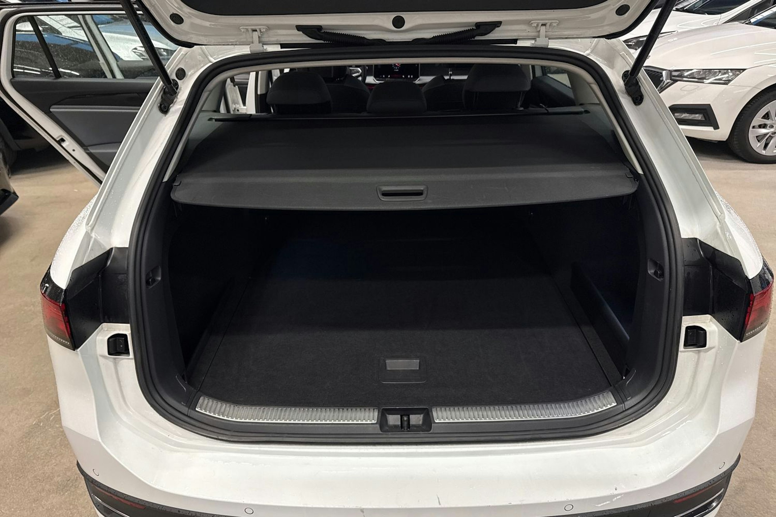 valkoinen Volkswagen Passat 2024 kuva 37.