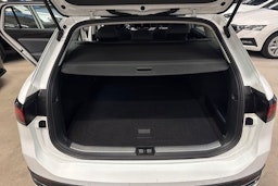 valkoinen Volkswagen Passat 2024 kuva 37.