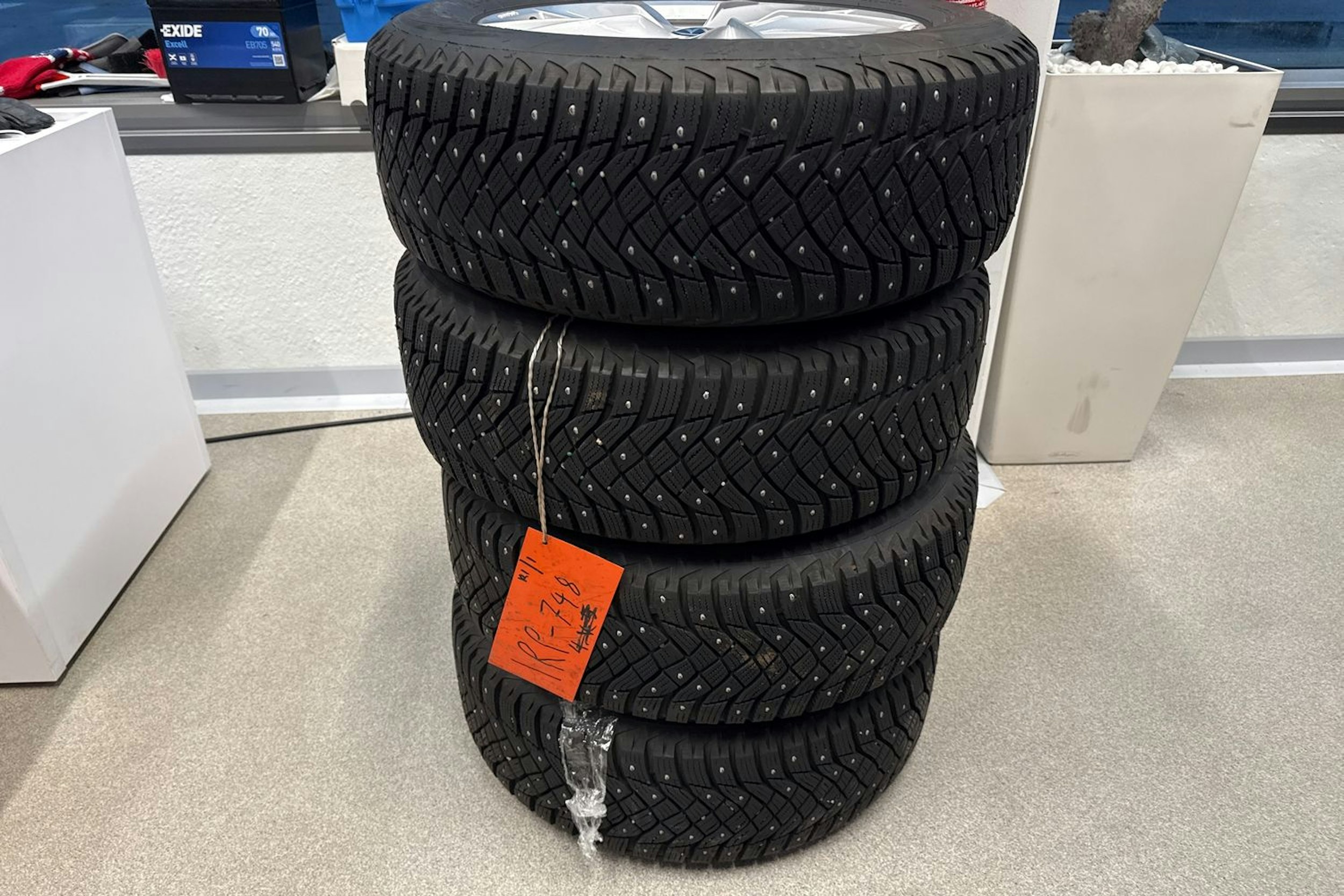 valkoinen Volkswagen Passat 2024 kuva 39.