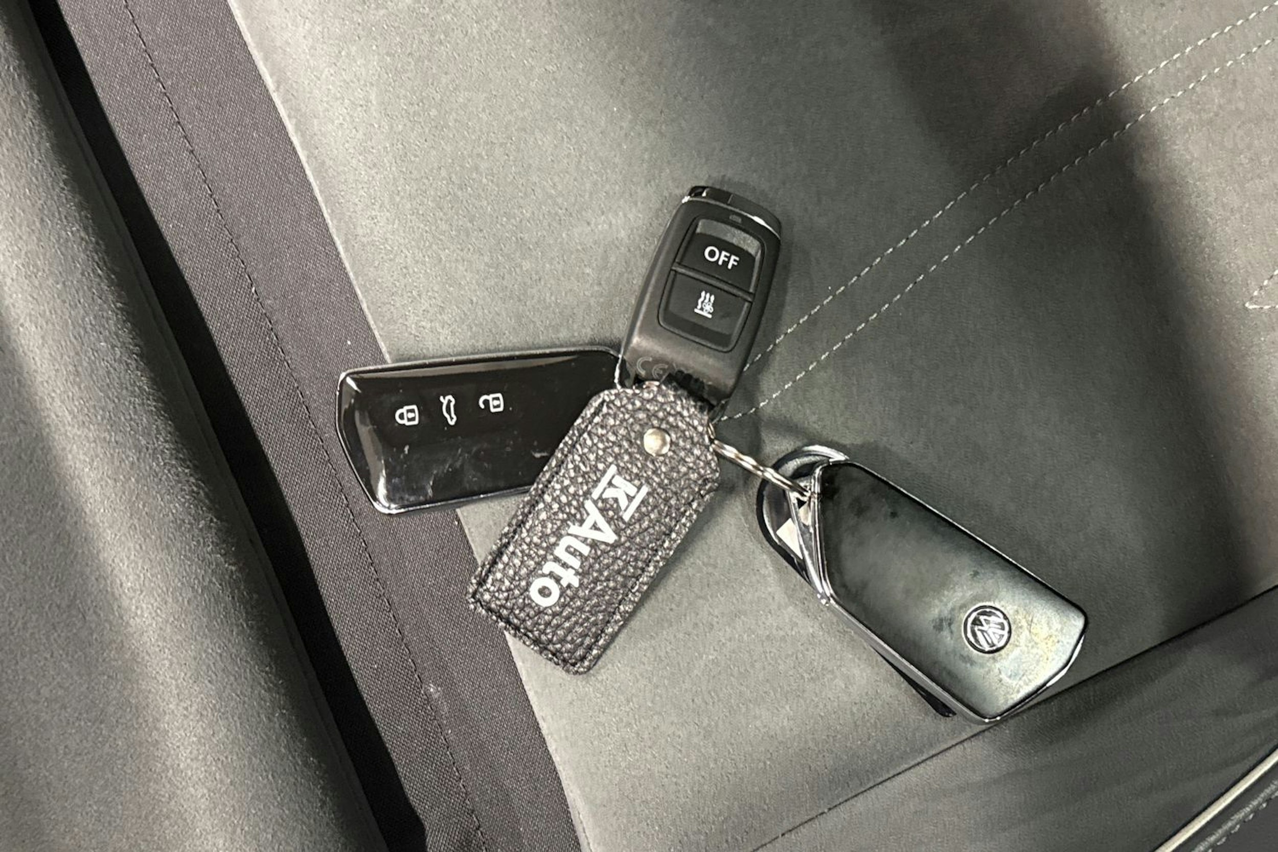 valkoinen Volkswagen Passat 2024 kuva 40.