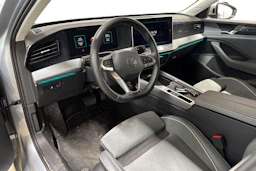 harmaa Volkswagen Passat 2024 kuva 3.