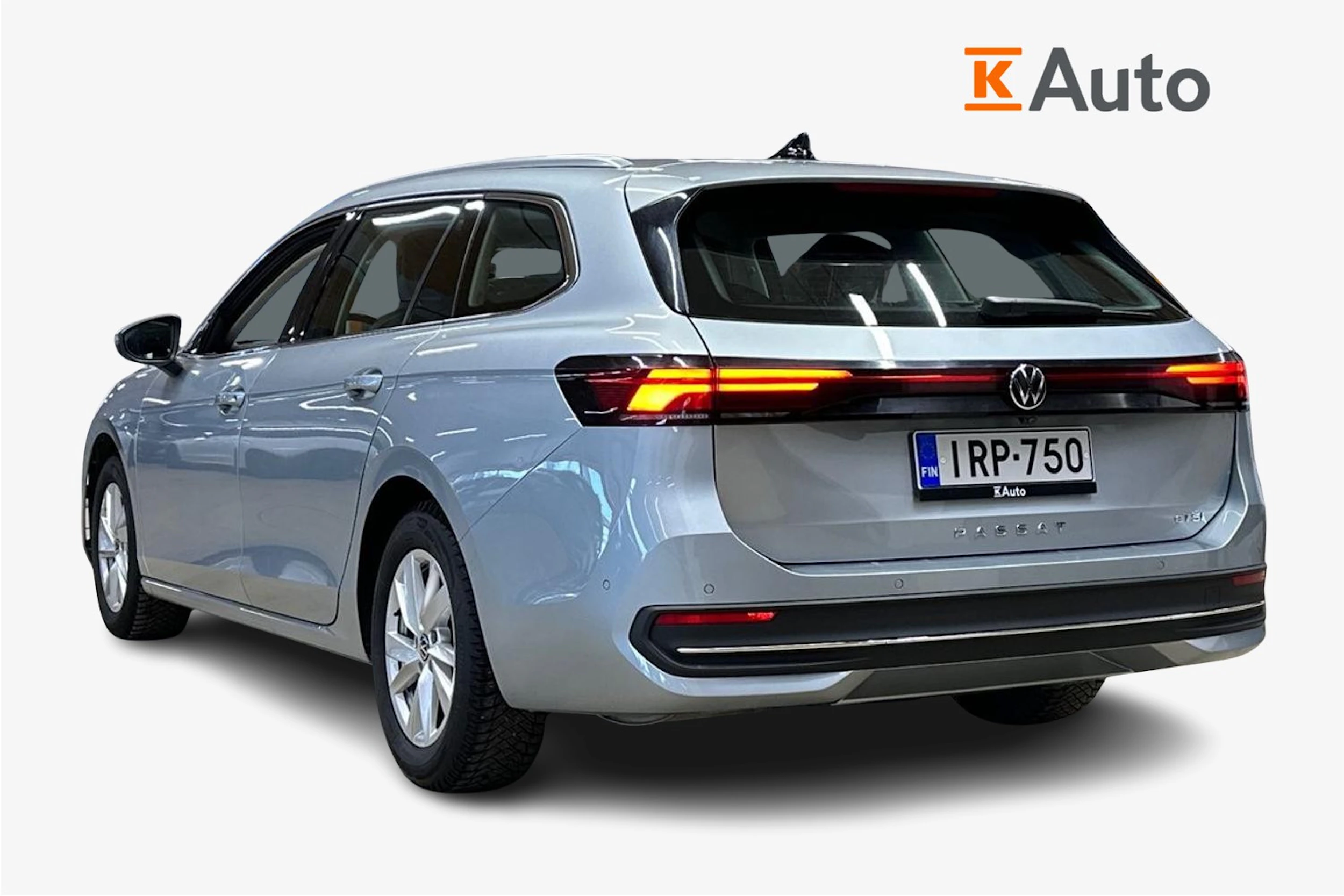 harmaa Volkswagen Passat 2024 kuva 2.