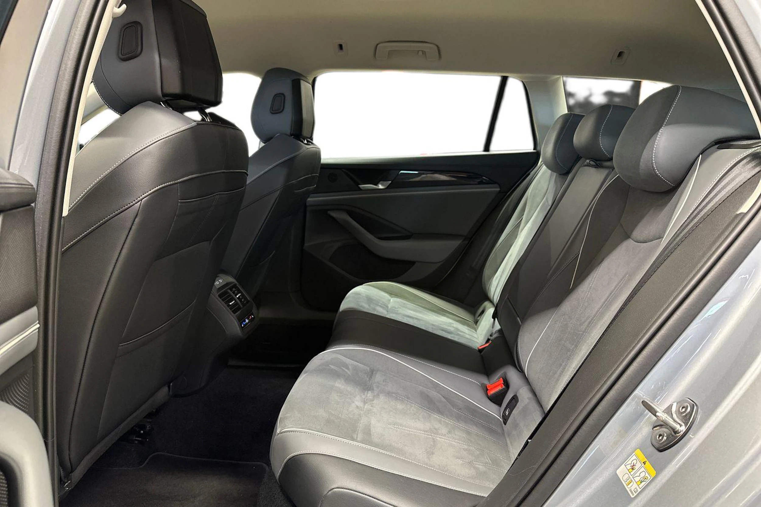 harmaa Volkswagen Passat 2024 kuva 8.