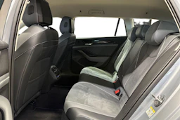 harmaa Volkswagen Passat 2024 kuva 8.