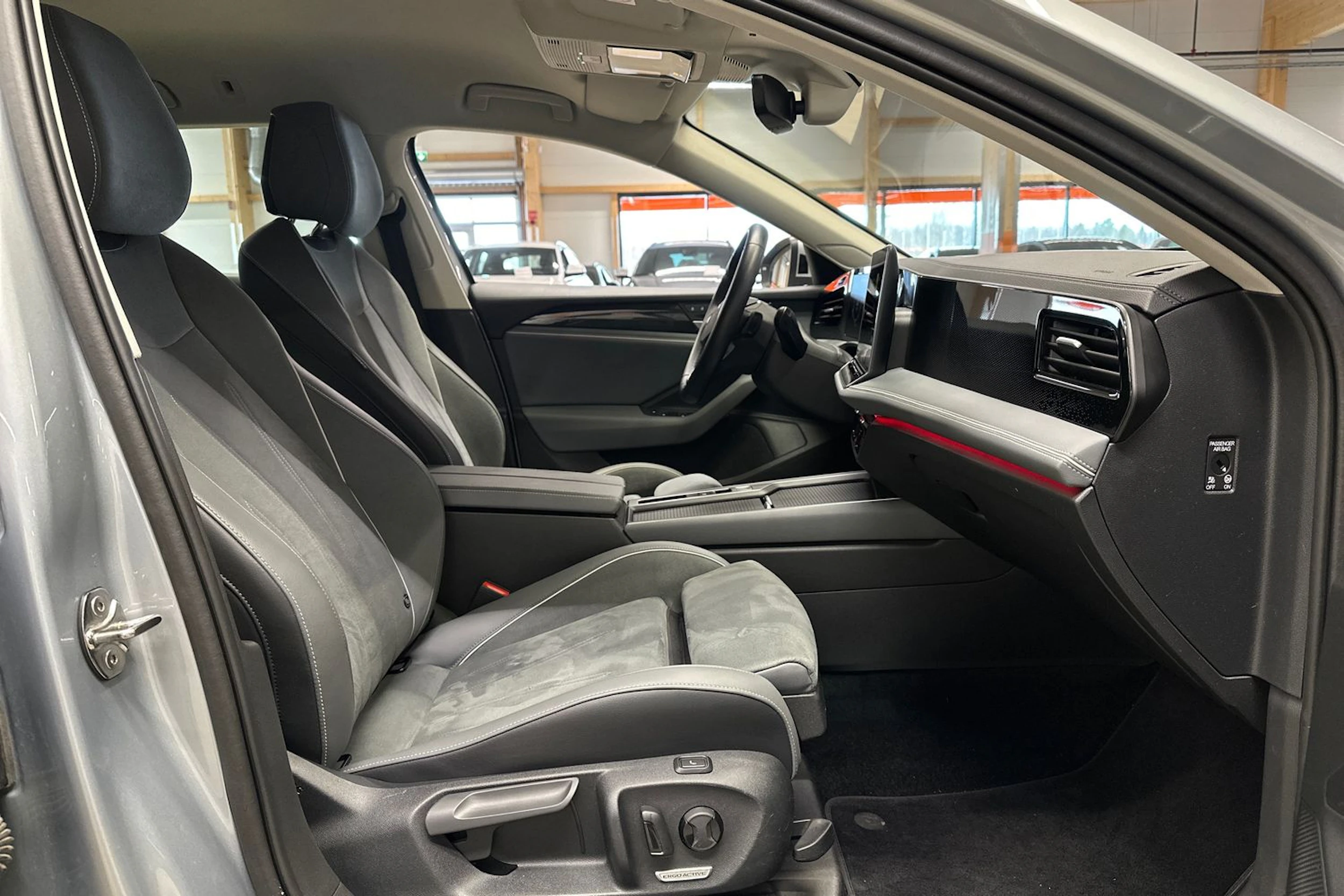 harmaa Volkswagen Passat 2024 kuva 10.