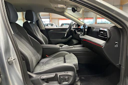 harmaa Volkswagen Passat 2024 kuva 10.