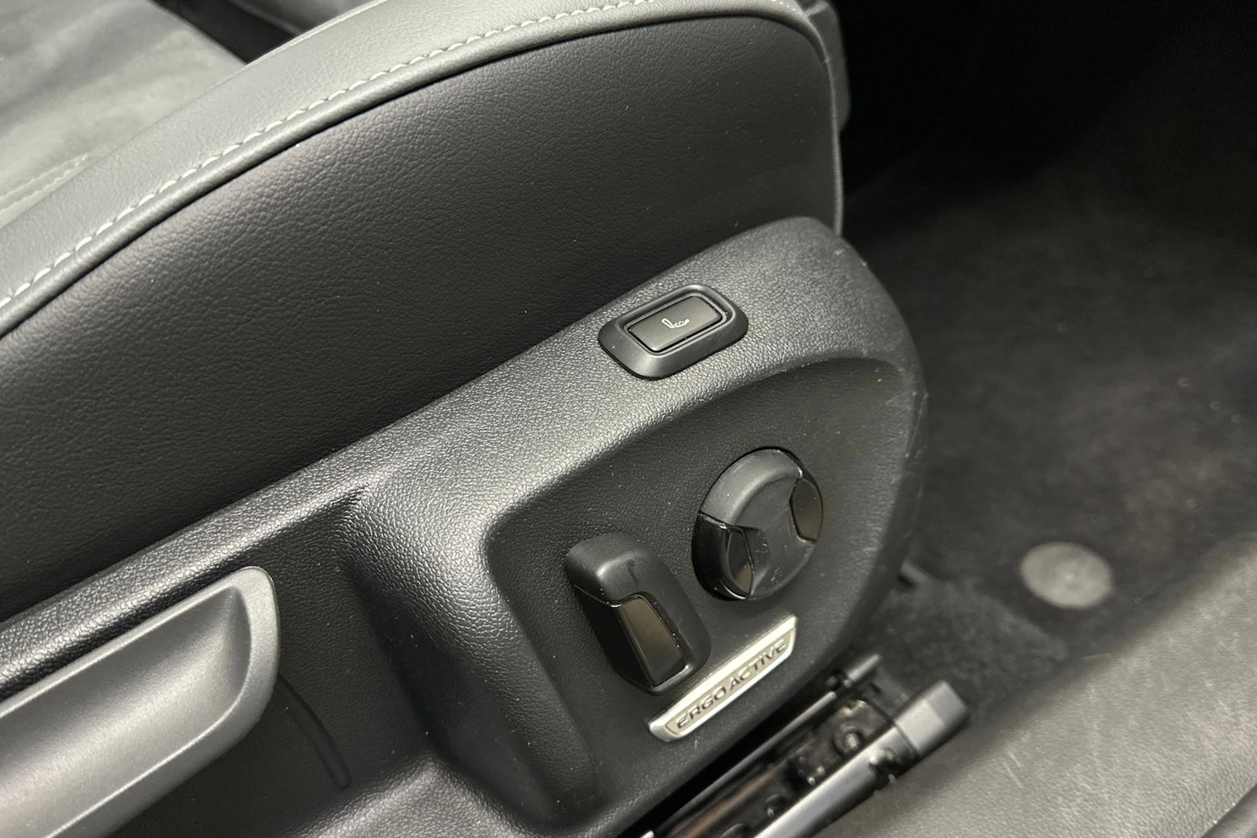 harmaa Volkswagen Passat 2024 kuva 11.