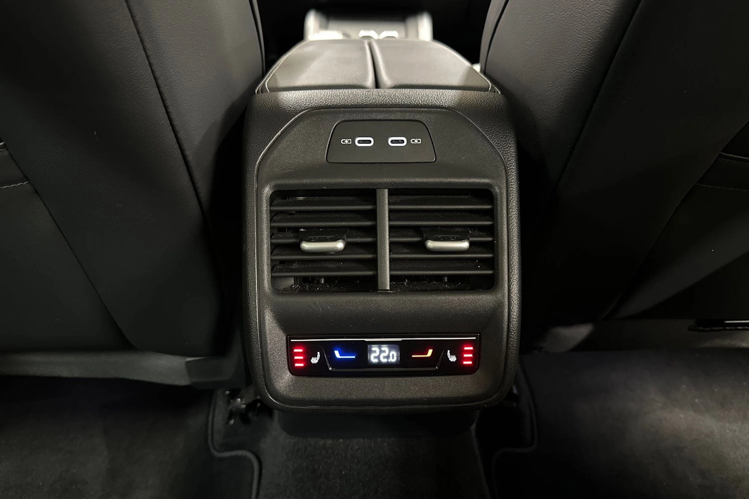 harmaa Volkswagen Passat 2024 kuva 12.