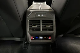 harmaa Volkswagen Passat 2024 kuva 12.