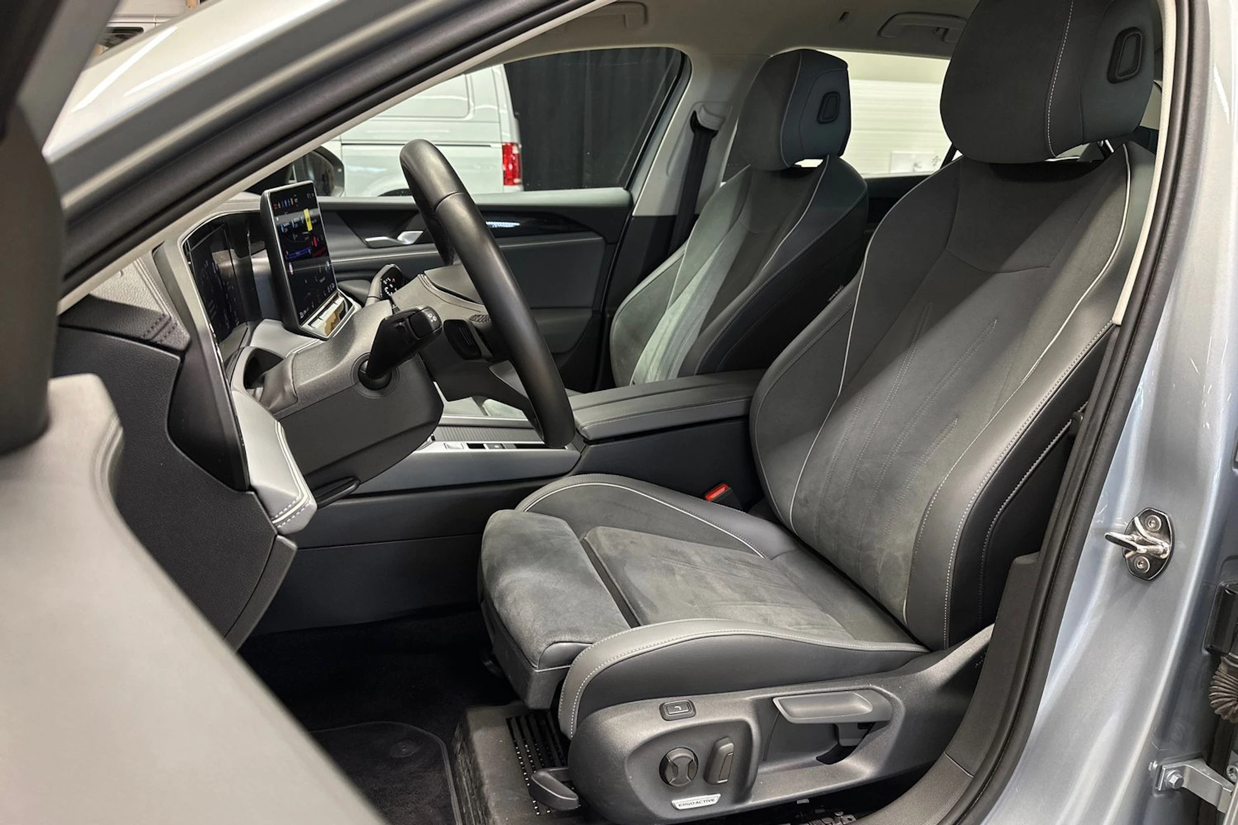 harmaa Volkswagen Passat 2024 kuva 13.