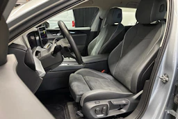 harmaa Volkswagen Passat 2024 kuva 13.
