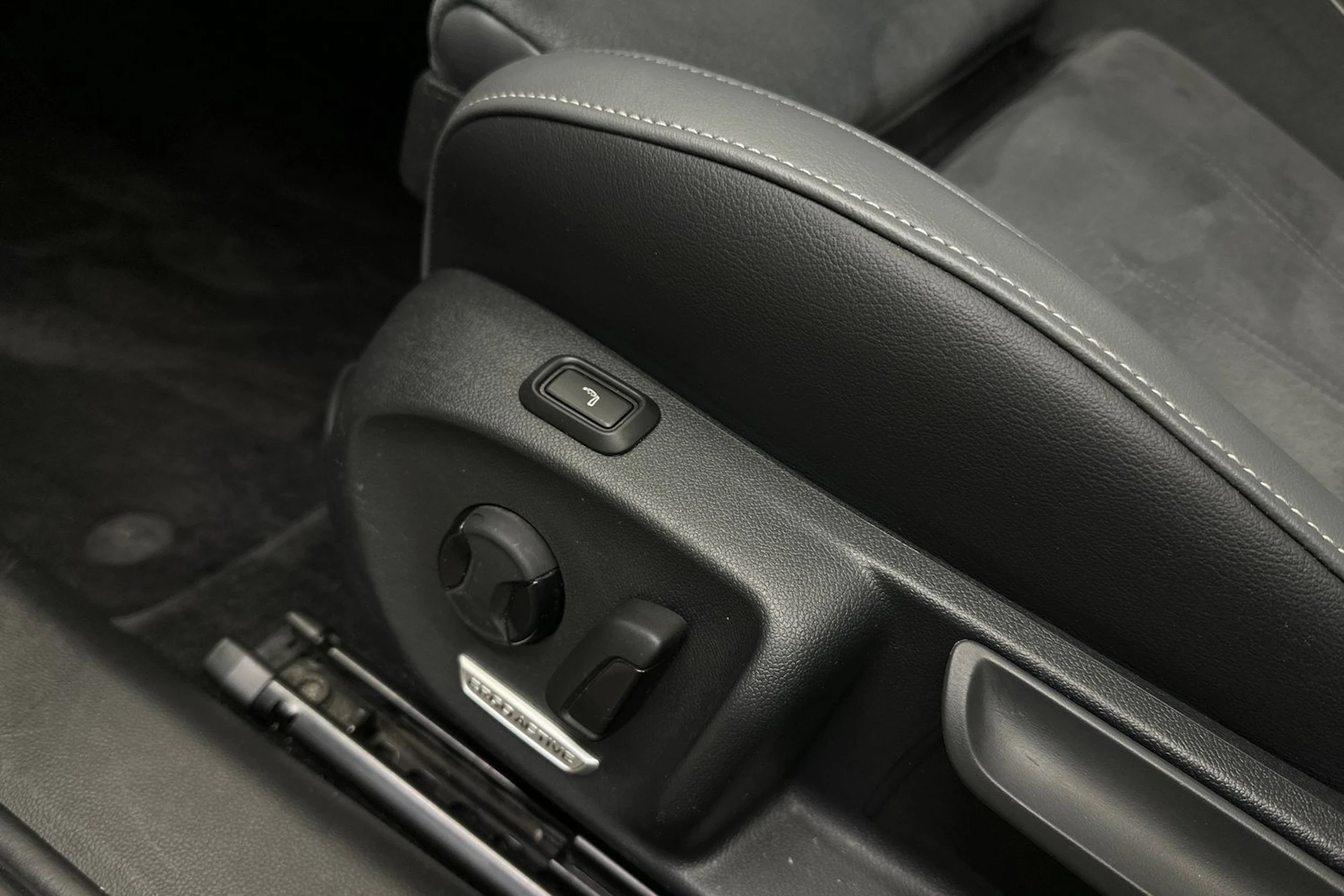 harmaa Volkswagen Passat 2024 kuva 14.