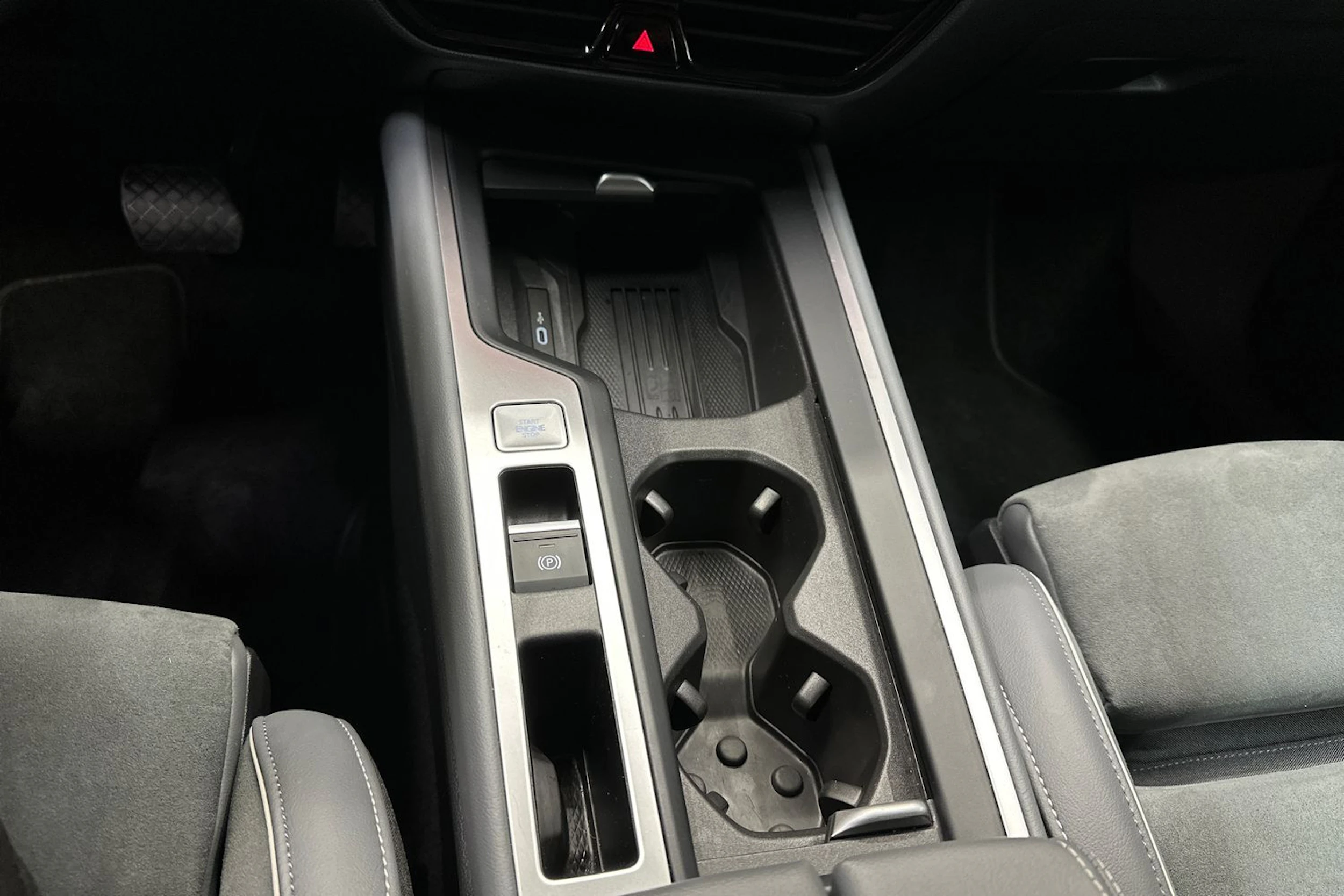 harmaa Volkswagen Passat 2024 kuva 21.