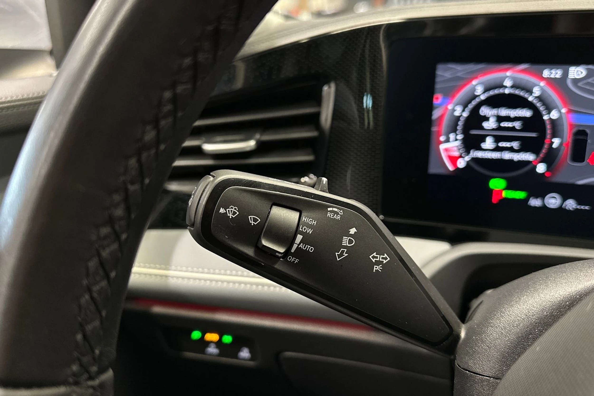 harmaa Volkswagen Passat 2024 kuva 23.