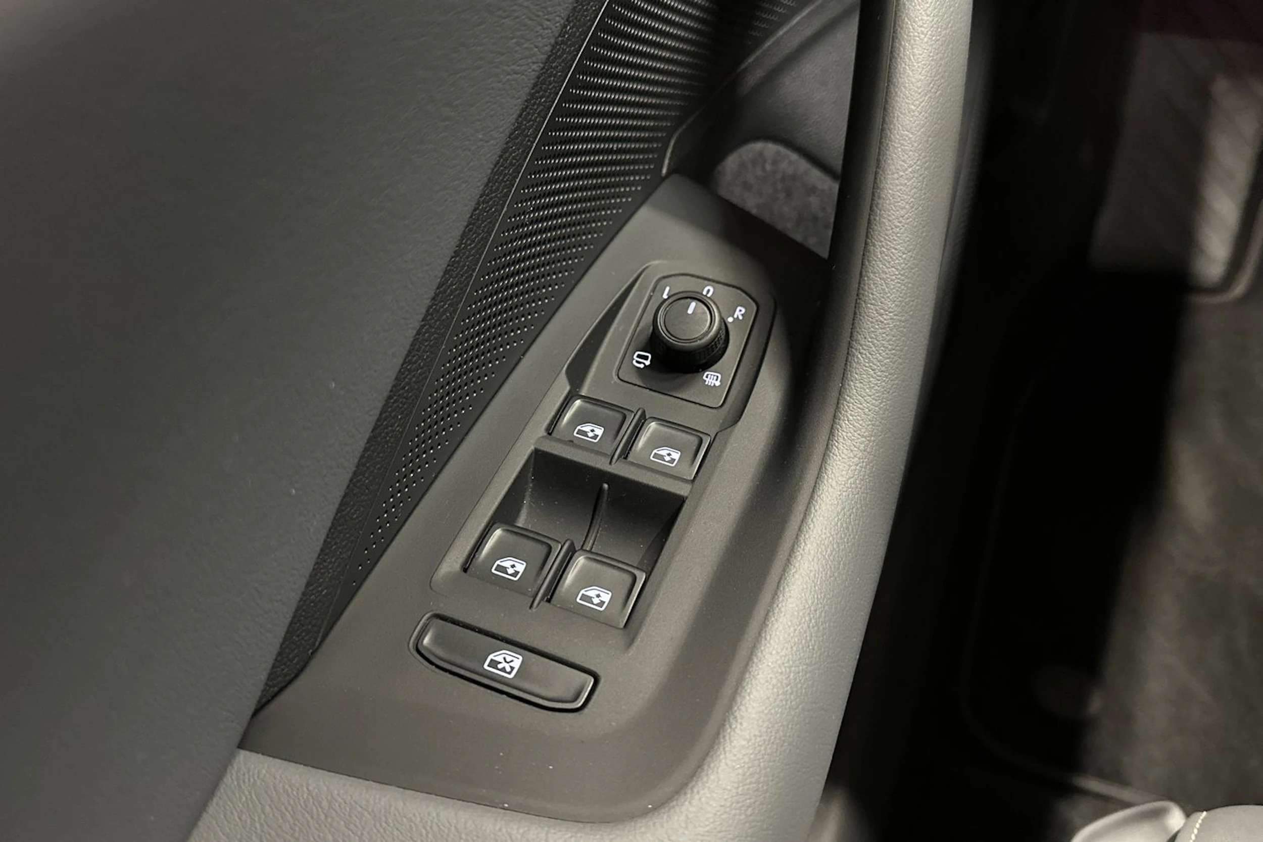 harmaa Volkswagen Passat 2024 kuva 28.