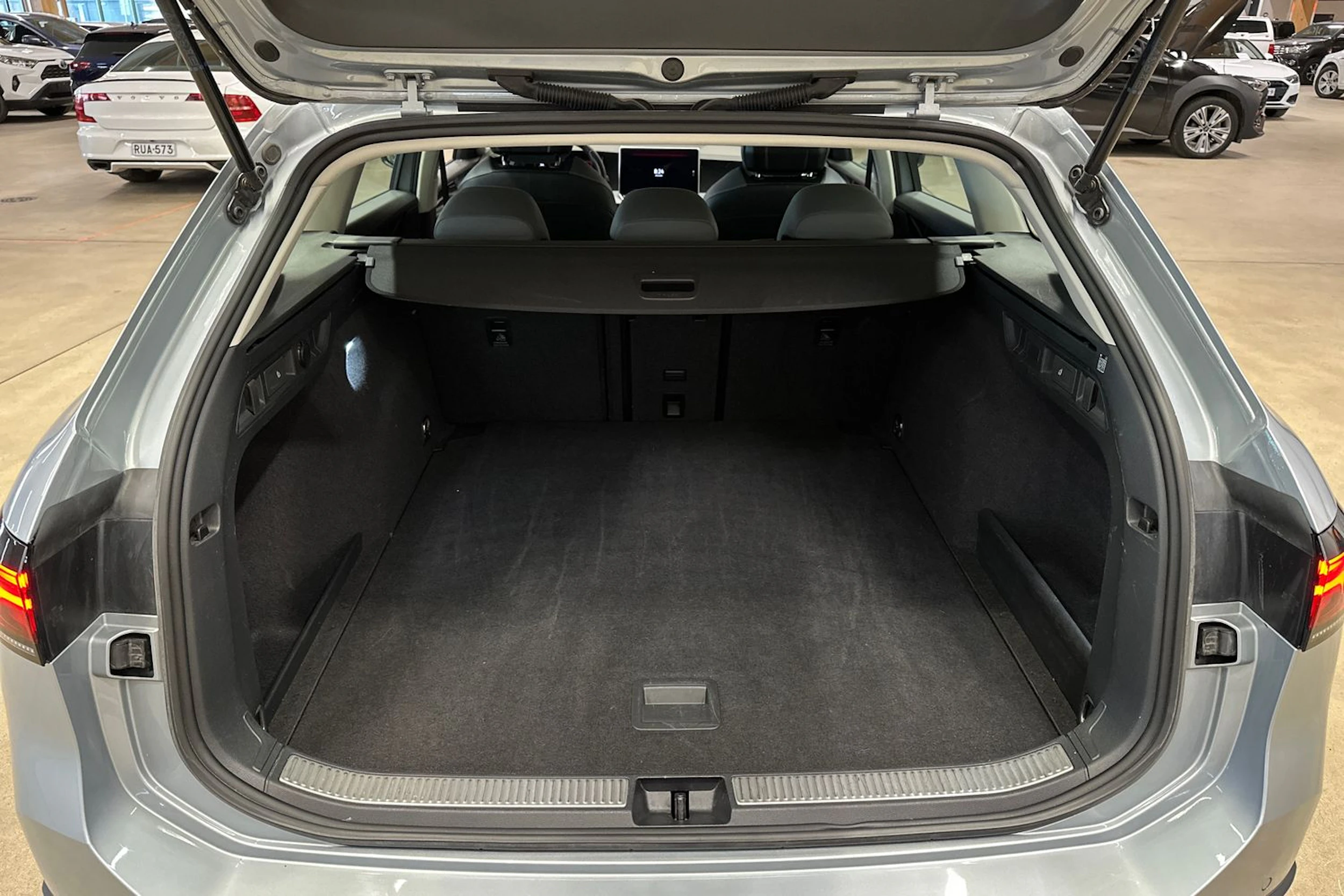 harmaa Volkswagen Passat 2024 kuva 29.