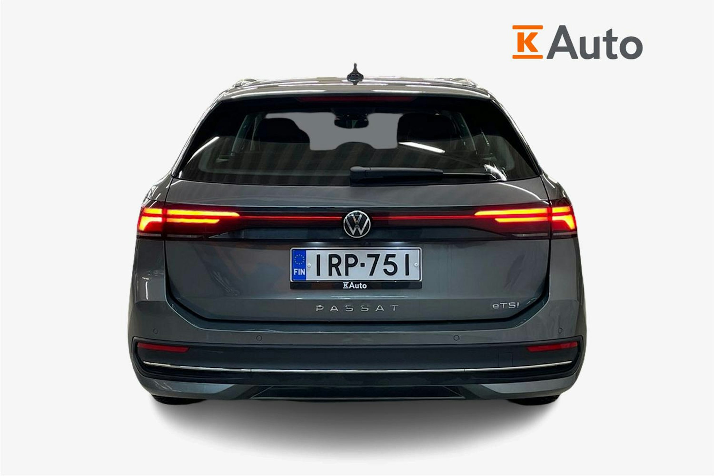 harmaa Volkswagen Passat 2024 kuva 3.