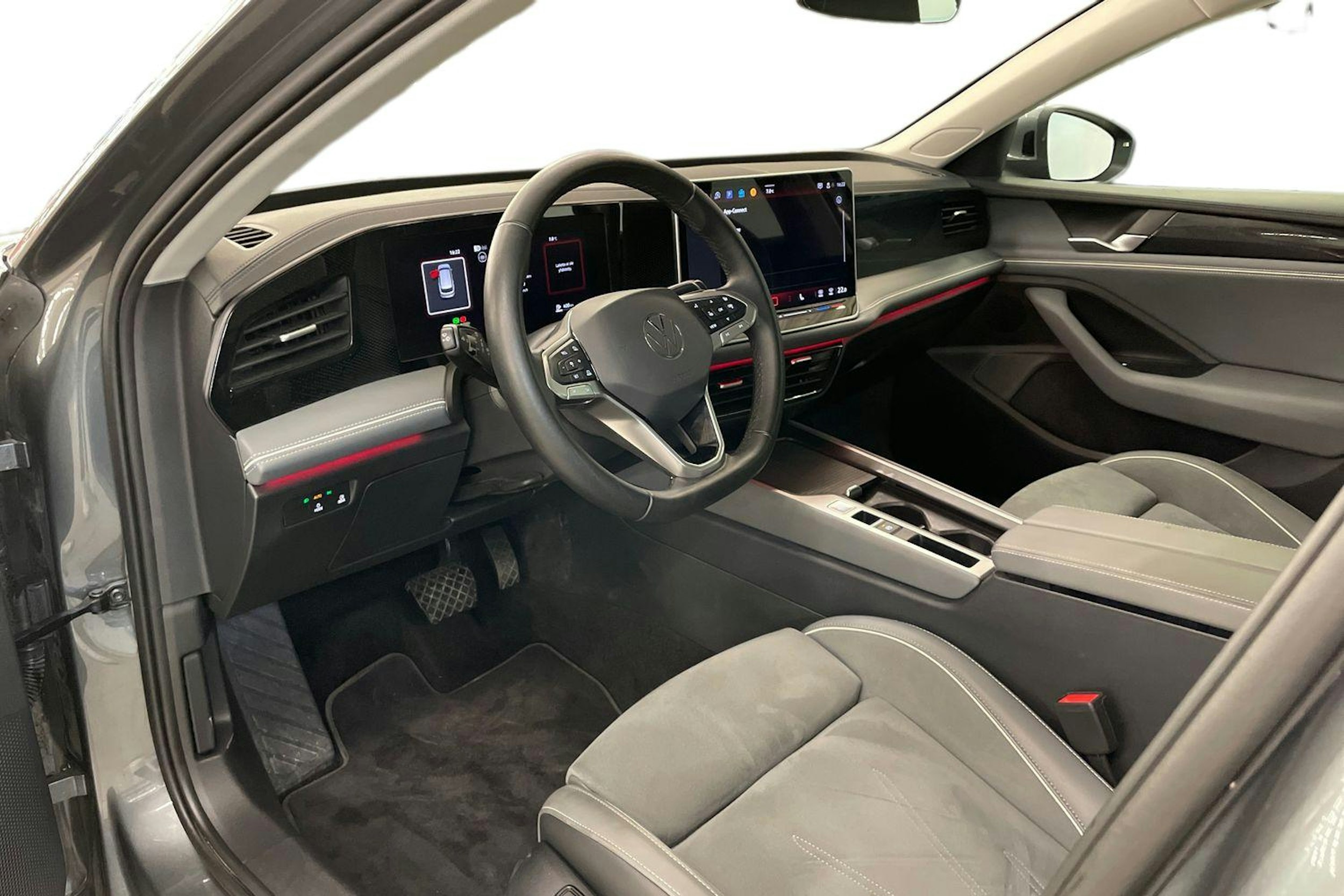 harmaa Volkswagen Passat 2024 kuva 7.