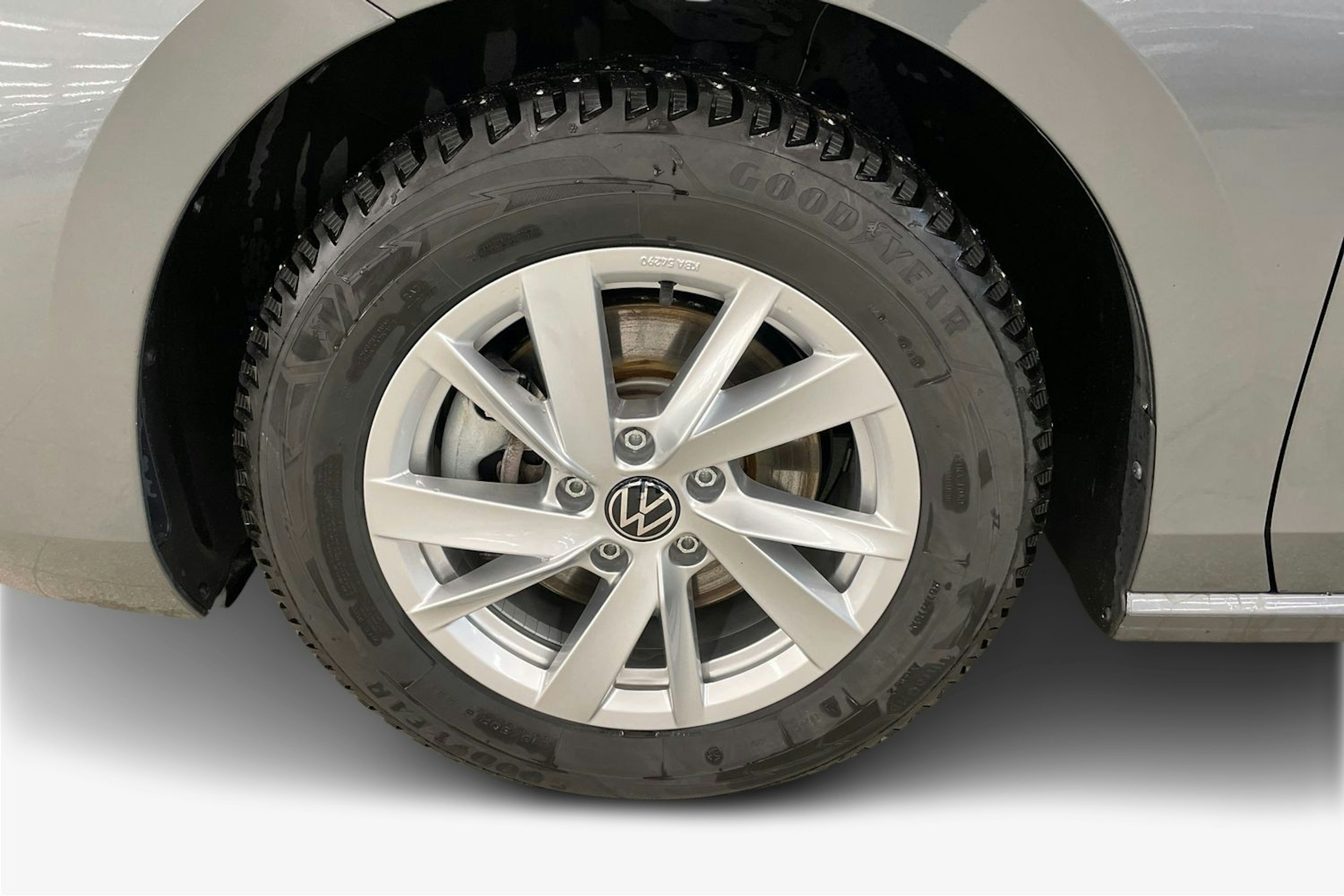 harmaa Volkswagen Passat 2024 kuva 11.