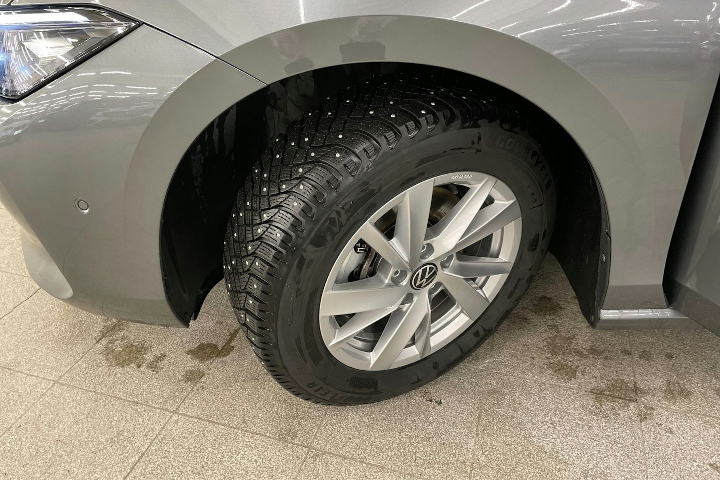 harmaa Volkswagen Passat 2024 kuva 13.