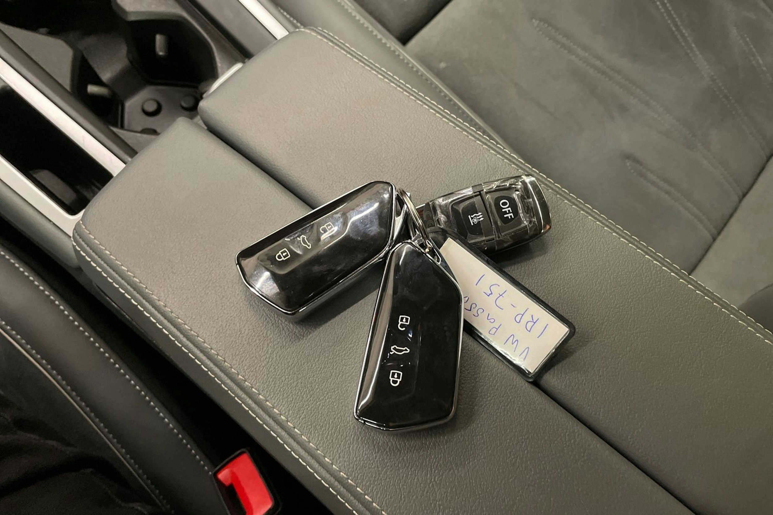 harmaa Volkswagen Passat 2024 kuva 20.