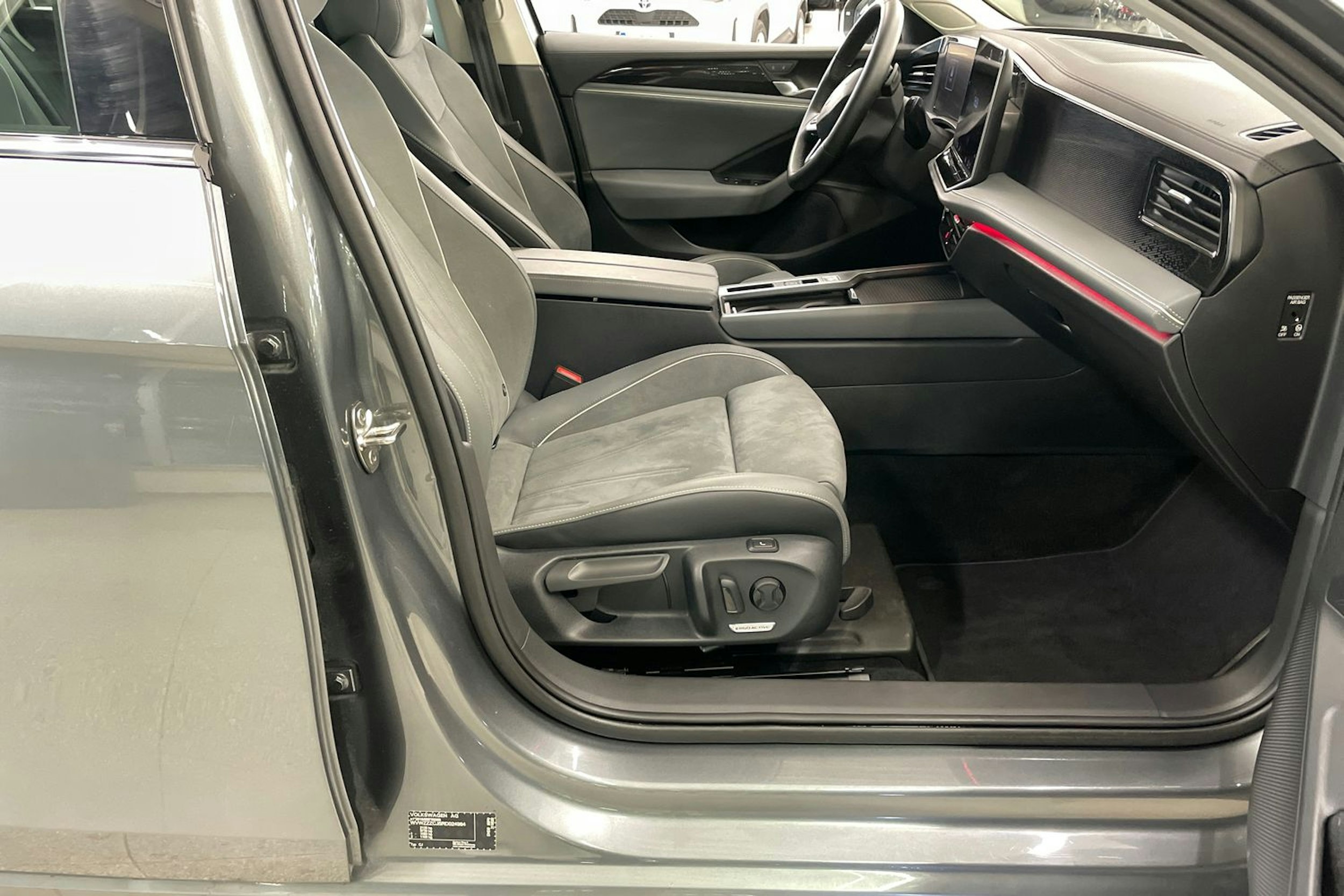 harmaa Volkswagen Passat 2024 kuva 23.