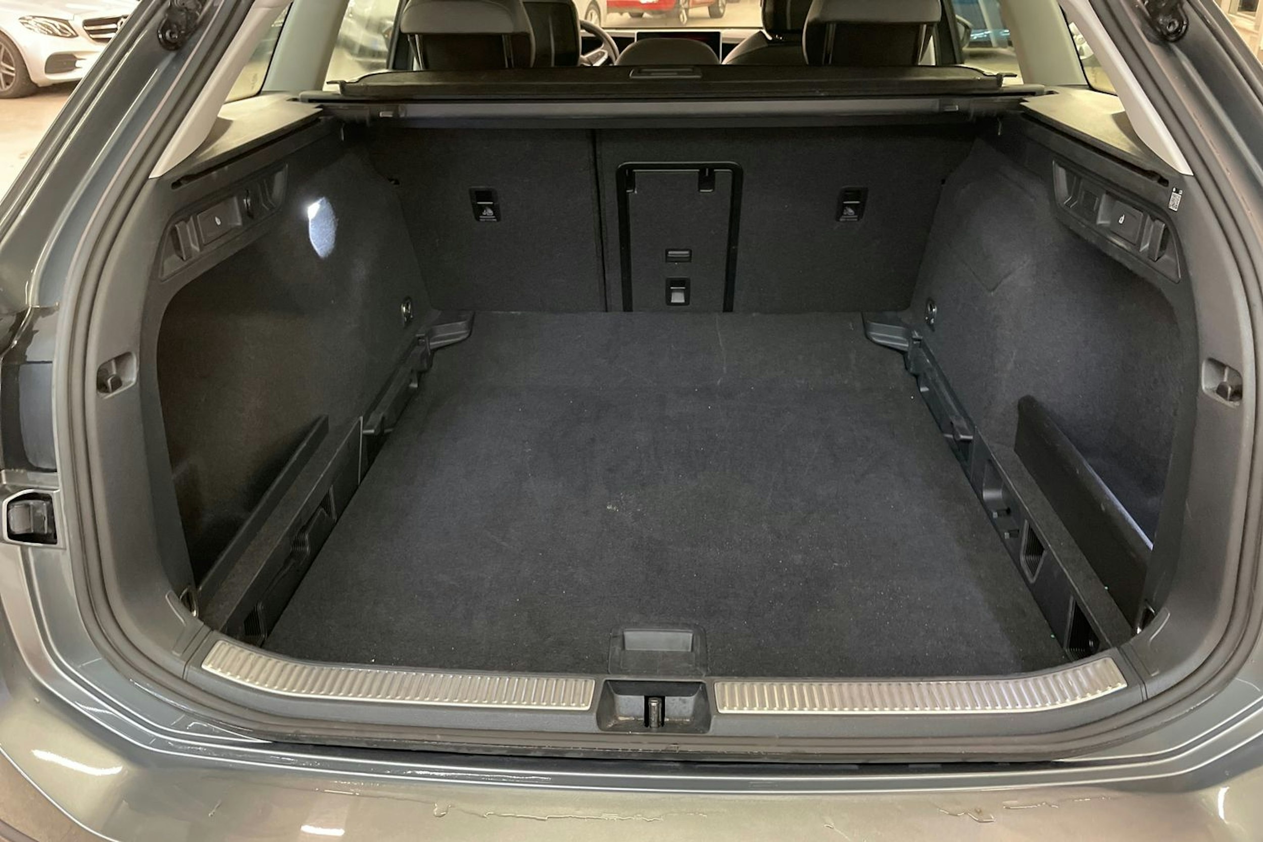 harmaa Volkswagen Passat 2024 kuva 24.