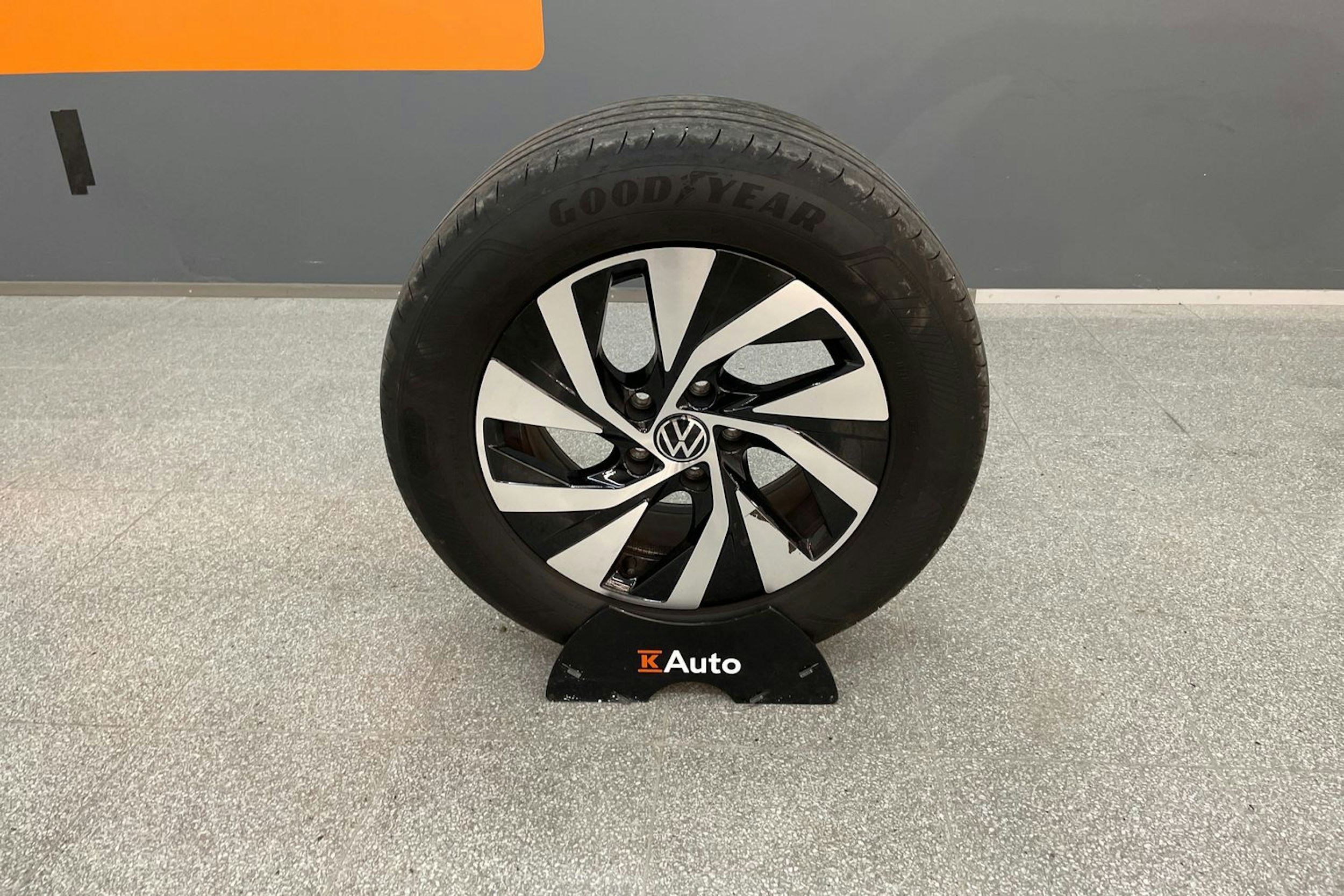 harmaa Volkswagen Passat 2024 kuva 25.